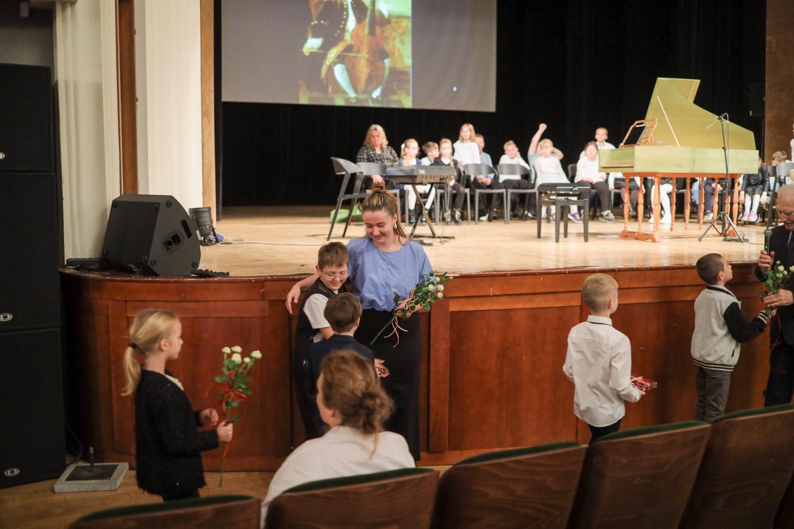 Zdjęcie w galerii na portalu naszraciborz.pl: Klawesyn - potomek harfy, poprzednik fortepianu - kolejnym bohaterem koncertów umuzykalniających wiadomości z regionu