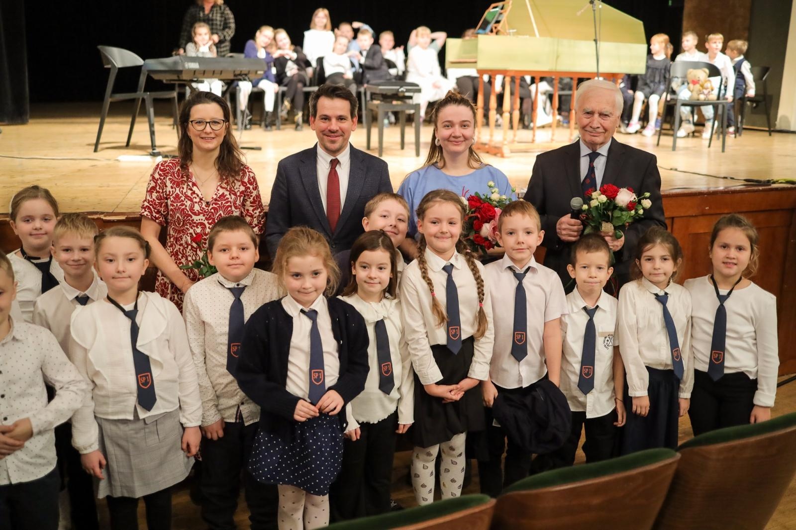 Zdjęcie w galerii na portalu naszraciborz.pl: Klawesyn - potomek harfy, poprzednik fortepianu - kolejnym bohaterem koncertów umuzykalniających wiadomości z regionu