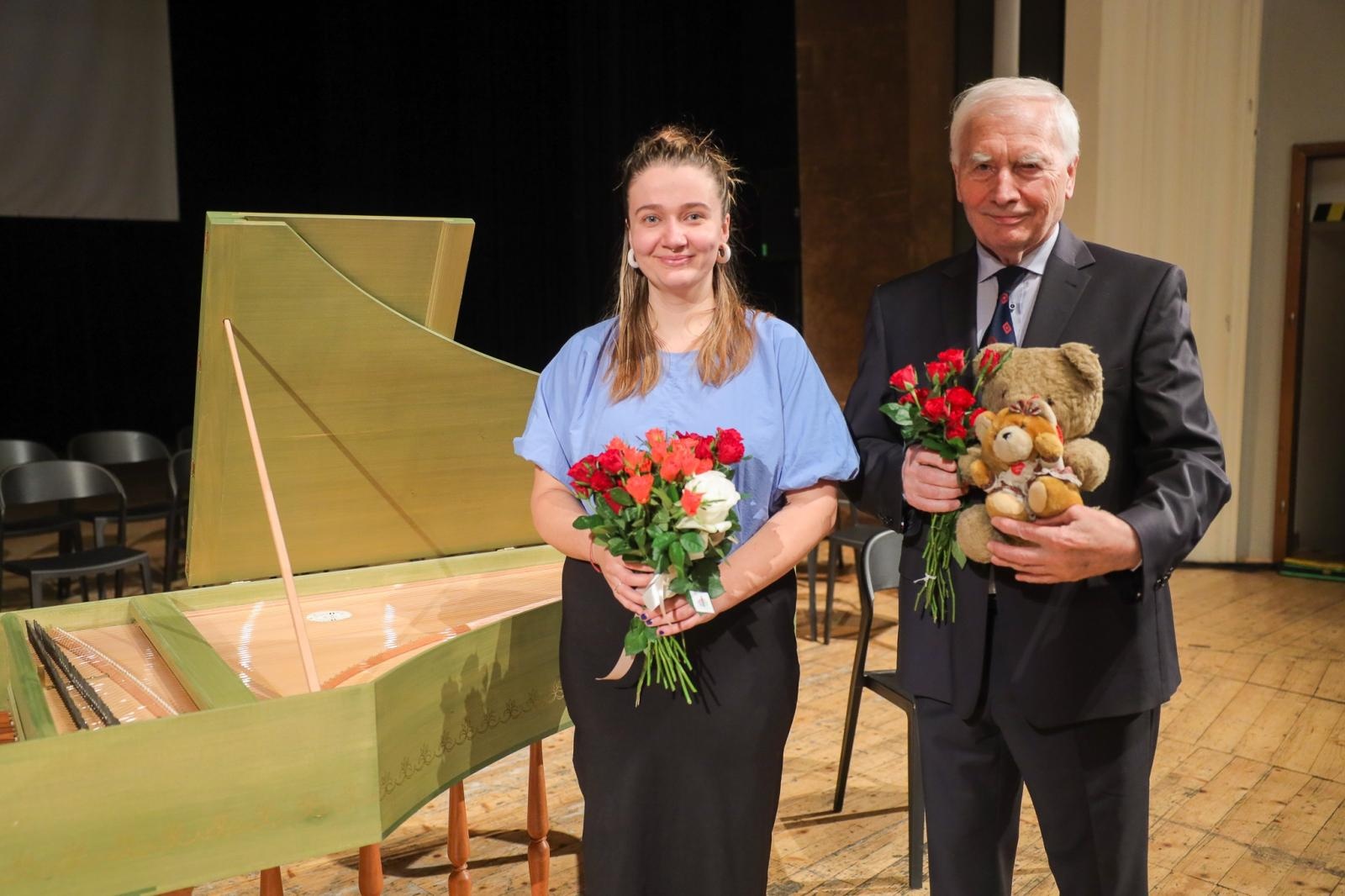 Zdjęcie w galerii na portalu naszraciborz.pl: Klawesyn - potomek harfy, poprzednik fortepianu - kolejnym bohaterem koncertów umuzykalniających wiadomości z regionu