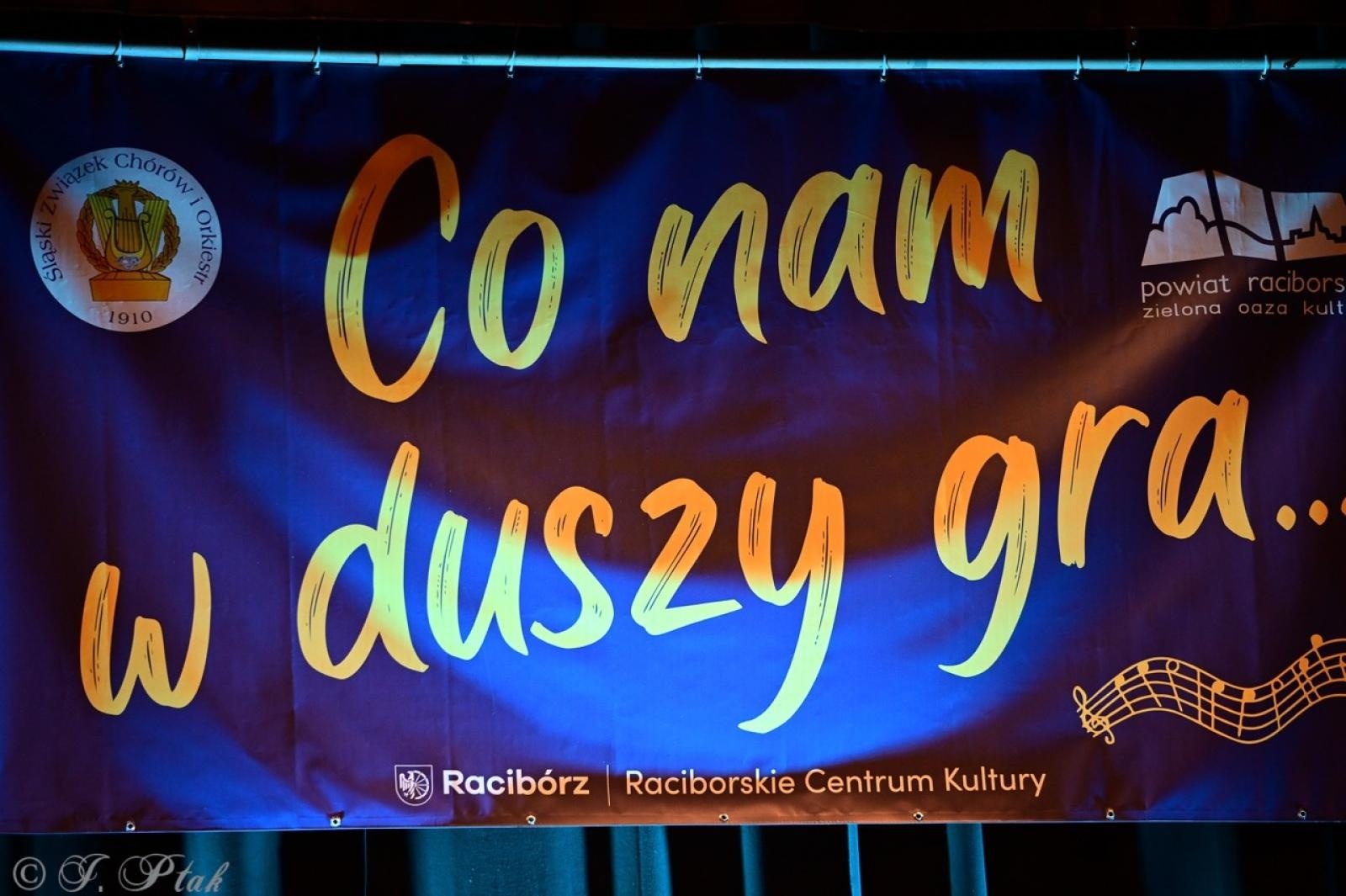 Zdjęcie w galerii na portalu naszraciborz.pl: Co nam w duszy gra – chóralne dźwięki wypełniły Strzechę wiadomości z regionu