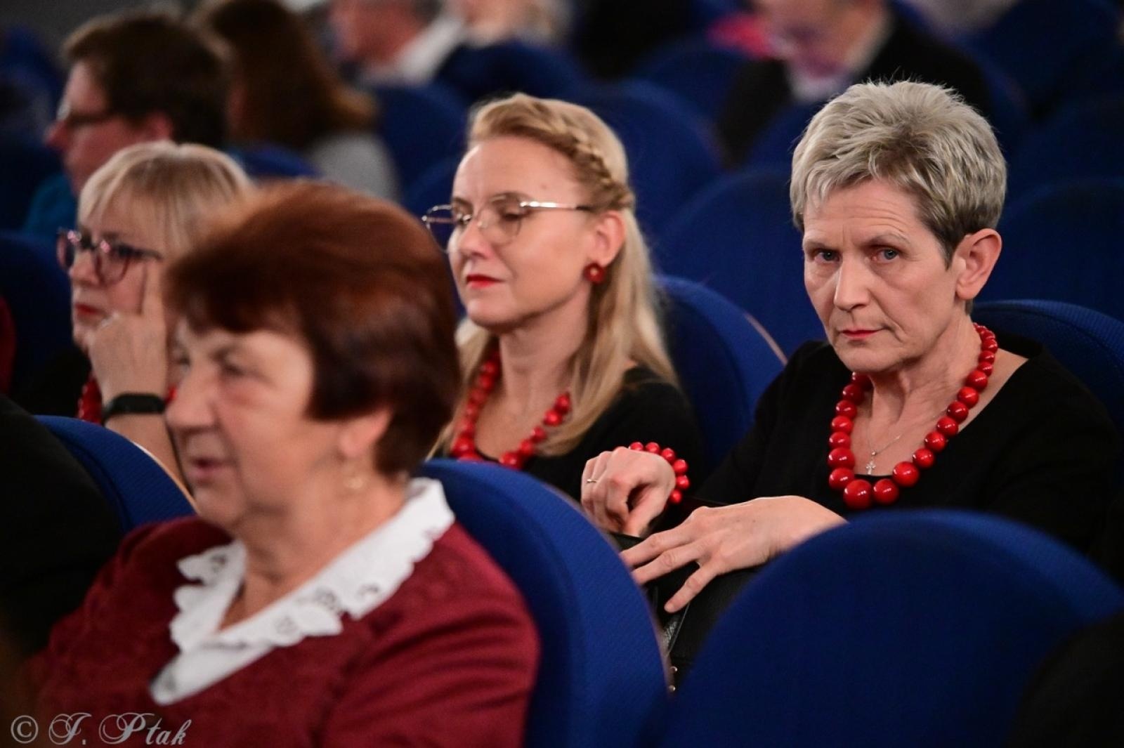 Zdjęcie w galerii na portalu naszraciborz.pl: Co nam w duszy gra – chóralne dźwięki wypełniły Strzechę wiadomości z regionu