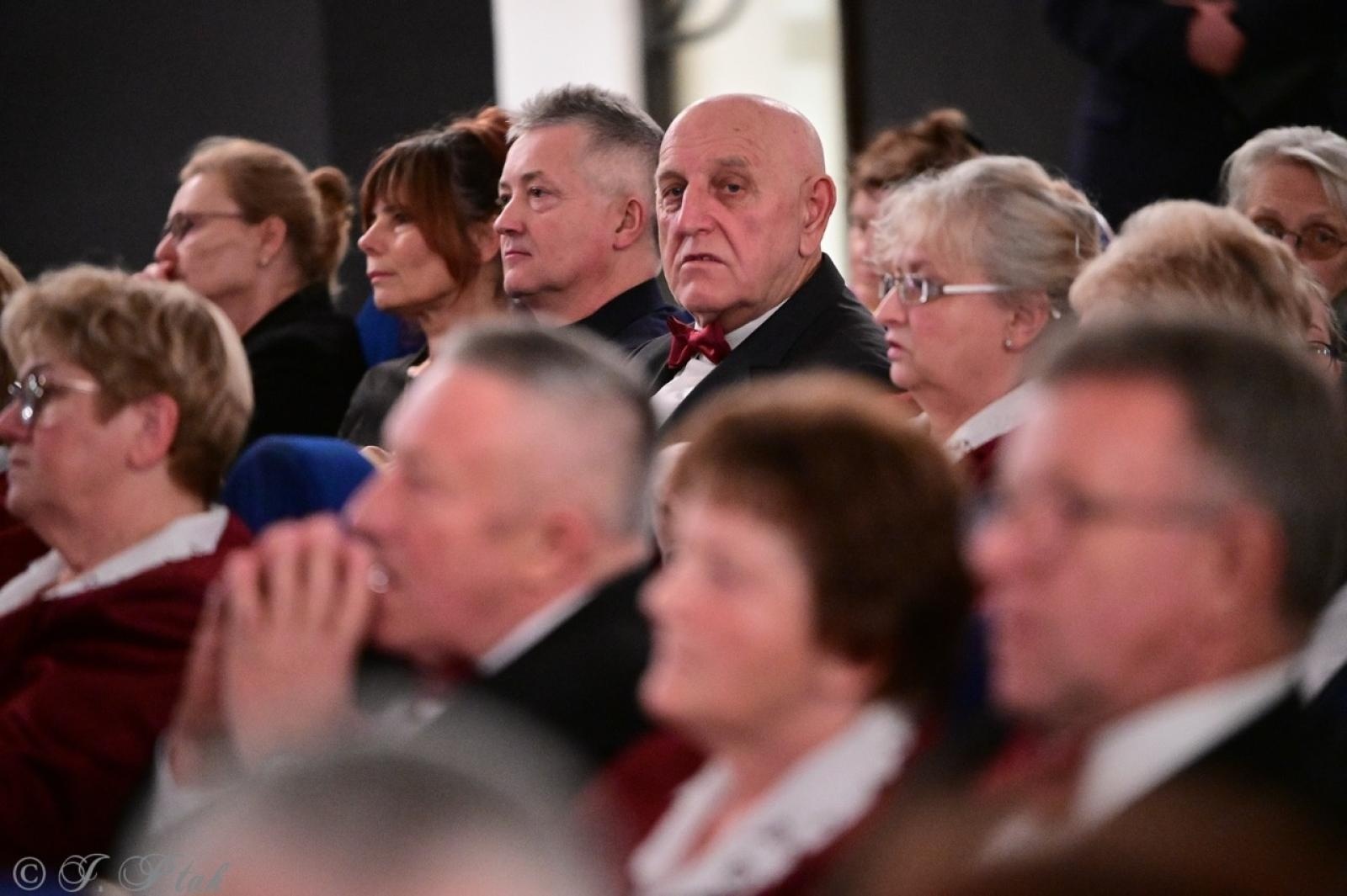 Zdjęcie w galerii na portalu naszraciborz.pl: Co nam w duszy gra – chóralne dźwięki wypełniły Strzechę wiadomości z regionu