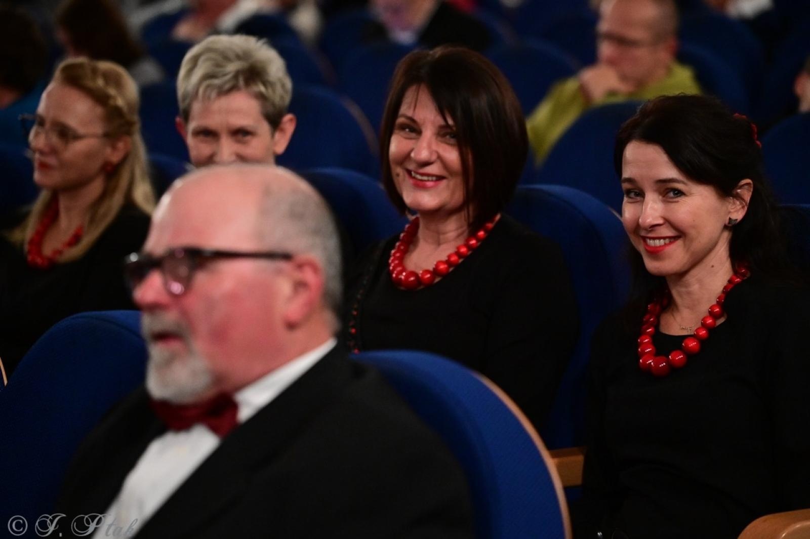 Zdjęcie w galerii na portalu naszraciborz.pl: Co nam w duszy gra – chóralne dźwięki wypełniły Strzechę wiadomości z regionu