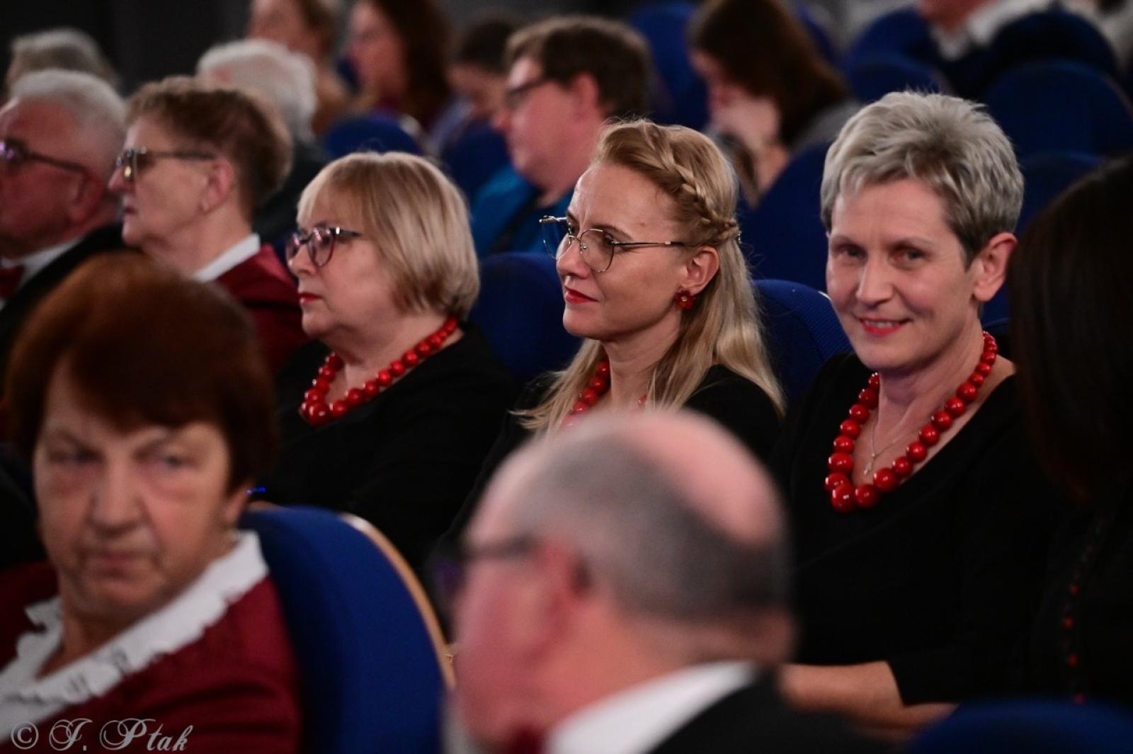 Zdjęcie w galerii na portalu naszraciborz.pl: Co nam w duszy gra – chóralne dźwięki wypełniły Strzechę wiadomości z regionu