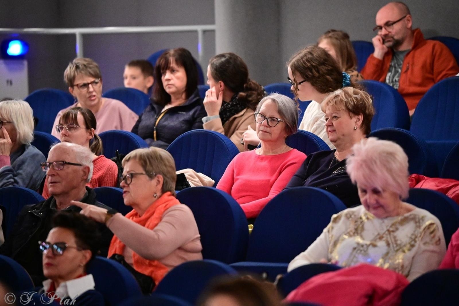 Zdjęcie w galerii na portalu naszraciborz.pl: Co nam w duszy gra – chóralne dźwięki wypełniły Strzechę wiadomości z regionu
