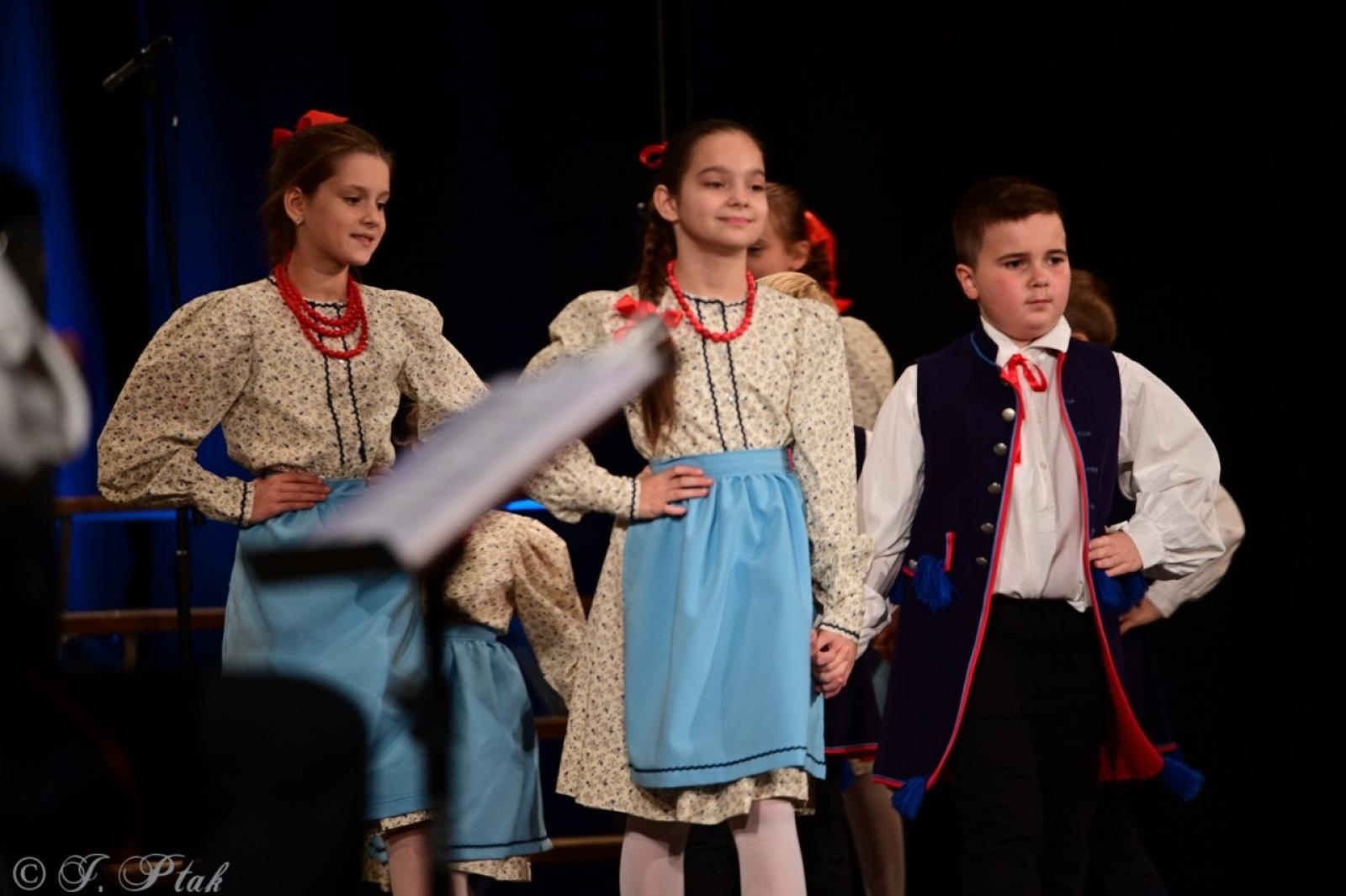 Zdjęcie w galerii na portalu naszraciborz.pl: Co nam w duszy gra – chóralne dźwięki wypełniły Strzechę wiadomości z regionu