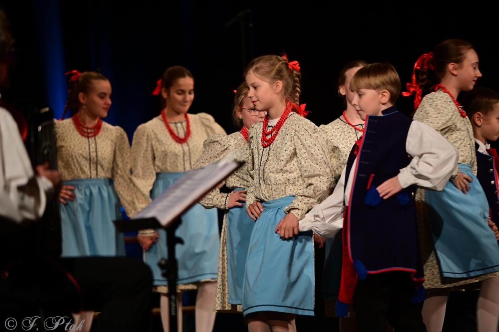 Zdjęcie w galerii na portalu naszraciborz.pl: Co nam w duszy gra – chóralne dźwięki wypełniły Strzechę wiadomości z regionu