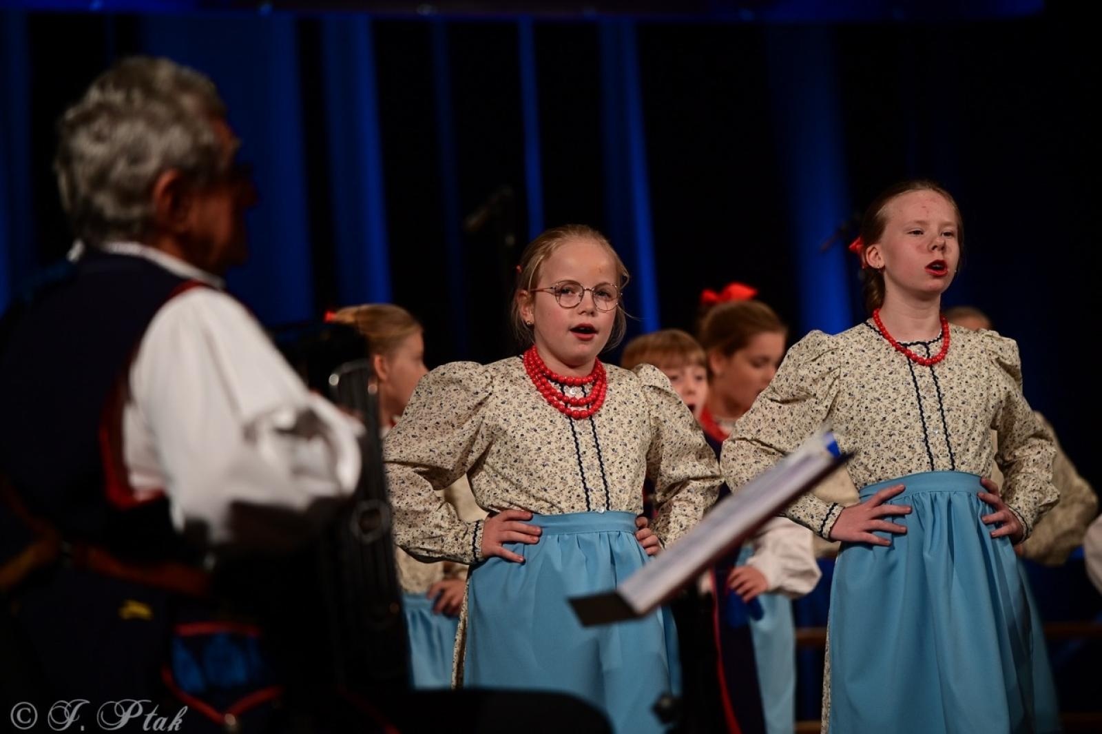 Zdjęcie w galerii na portalu naszraciborz.pl: Co nam w duszy gra – chóralne dźwięki wypełniły Strzechę wiadomości z regionu