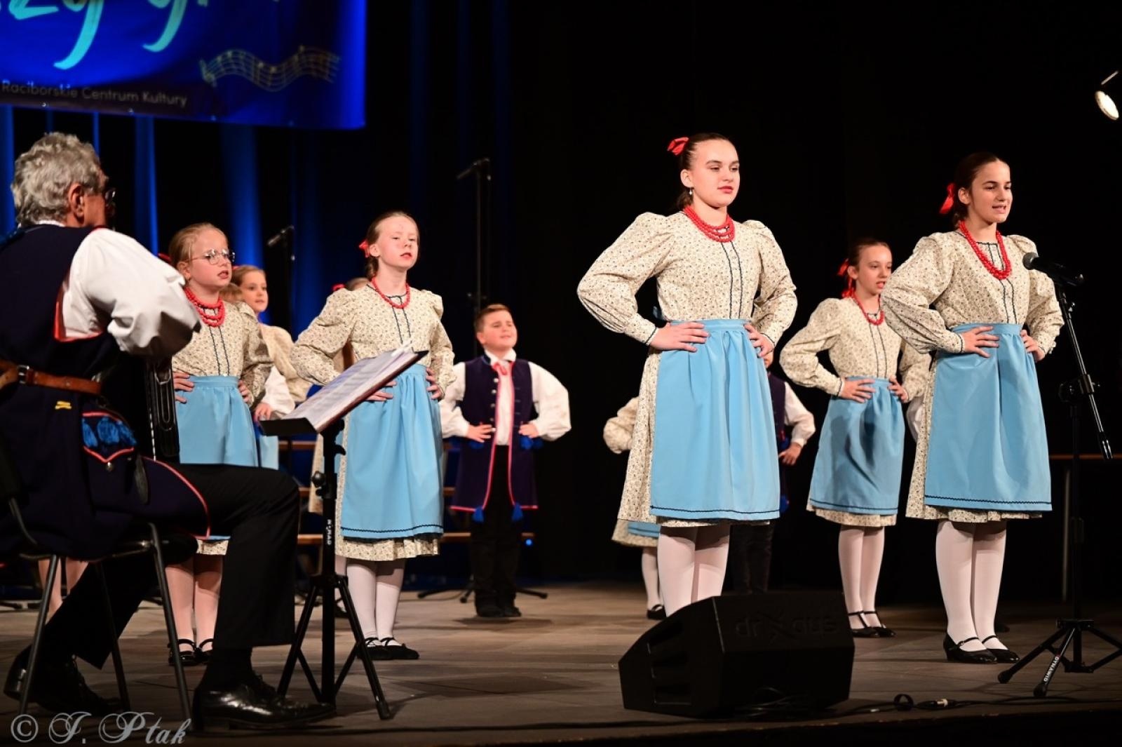 Zdjęcie w galerii na portalu naszraciborz.pl: Co nam w duszy gra – chóralne dźwięki wypełniły Strzechę wiadomości z regionu