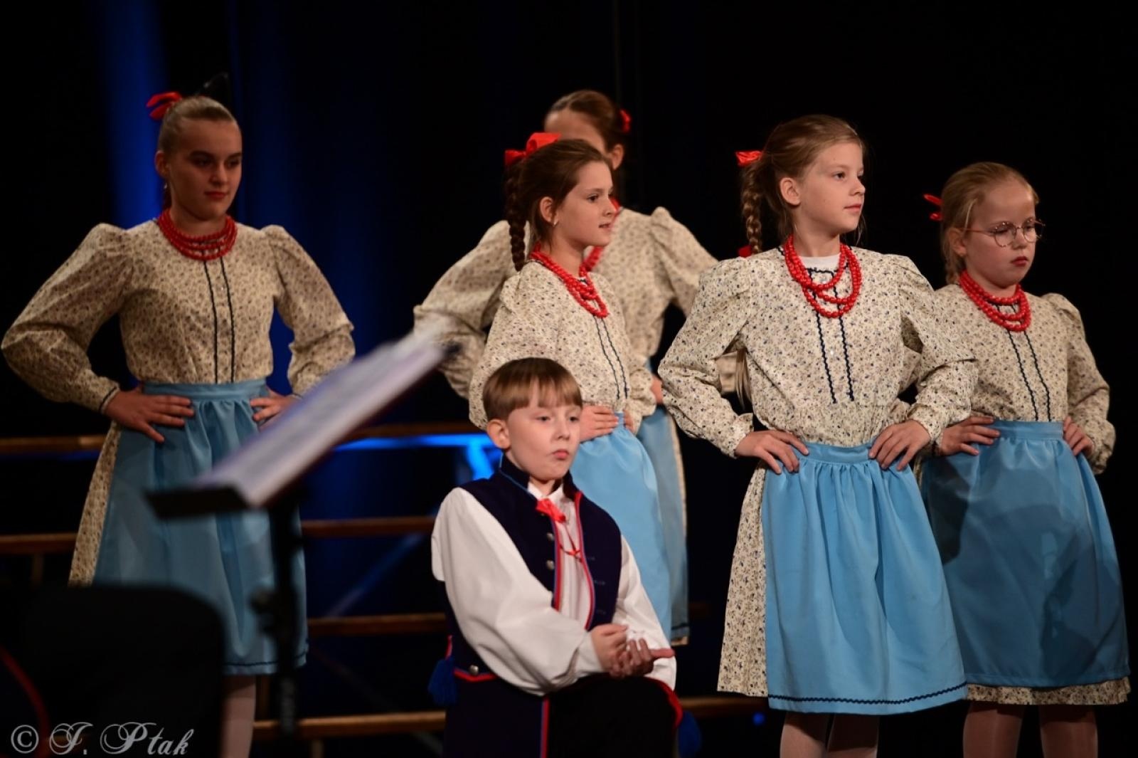 Zdjęcie w galerii na portalu naszraciborz.pl: Co nam w duszy gra – chóralne dźwięki wypełniły Strzechę wiadomości z regionu