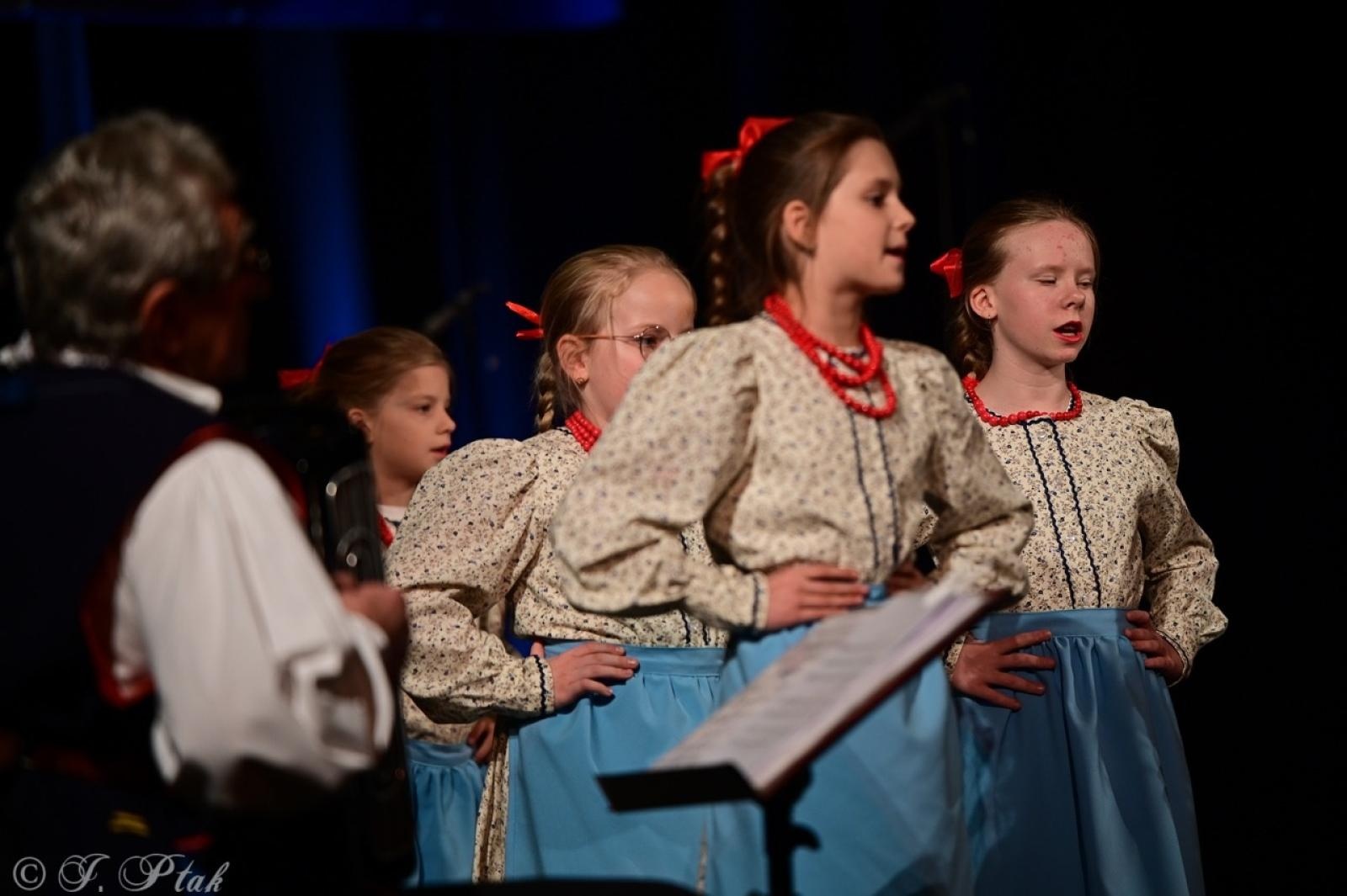 Zdjęcie w galerii na portalu naszraciborz.pl: Co nam w duszy gra – chóralne dźwięki wypełniły Strzechę wiadomości z regionu