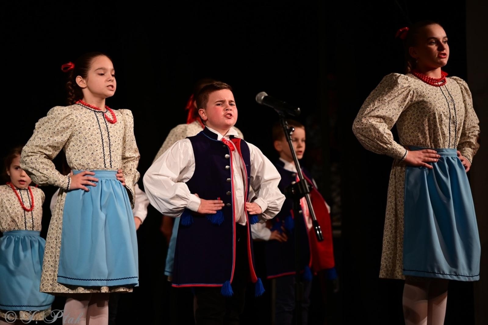 Zdjęcie w galerii na portalu naszraciborz.pl: Co nam w duszy gra – chóralne dźwięki wypełniły Strzechę wiadomości z regionu