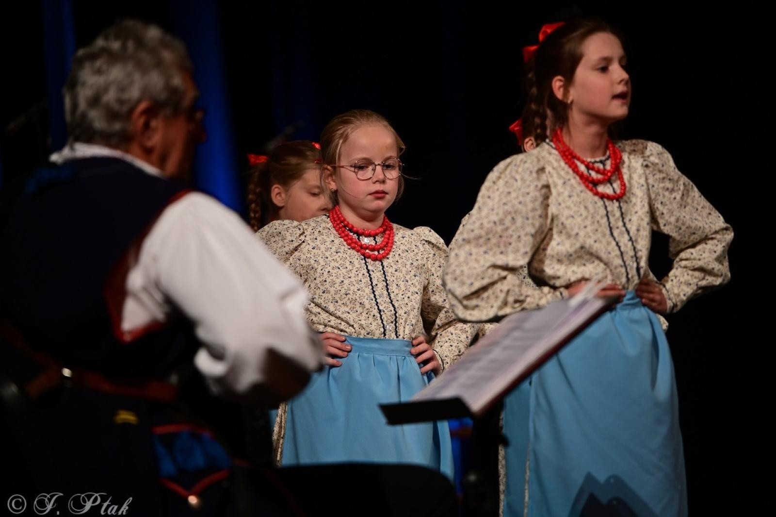 Zdjęcie w galerii na portalu naszraciborz.pl: Co nam w duszy gra – chóralne dźwięki wypełniły Strzechę wiadomości z regionu