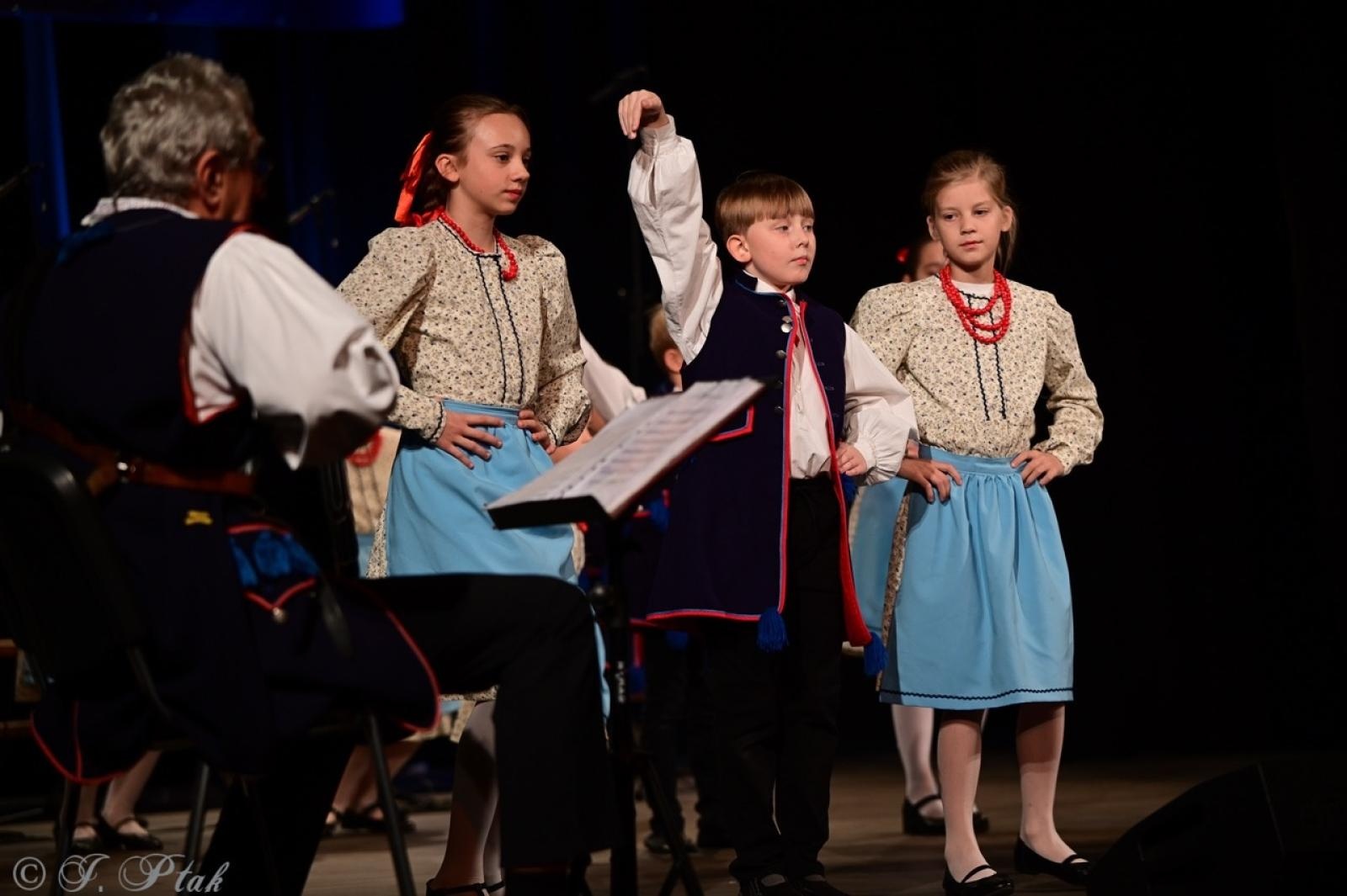 Zdjęcie w galerii na portalu naszraciborz.pl: Co nam w duszy gra – chóralne dźwięki wypełniły Strzechę wiadomości z regionu