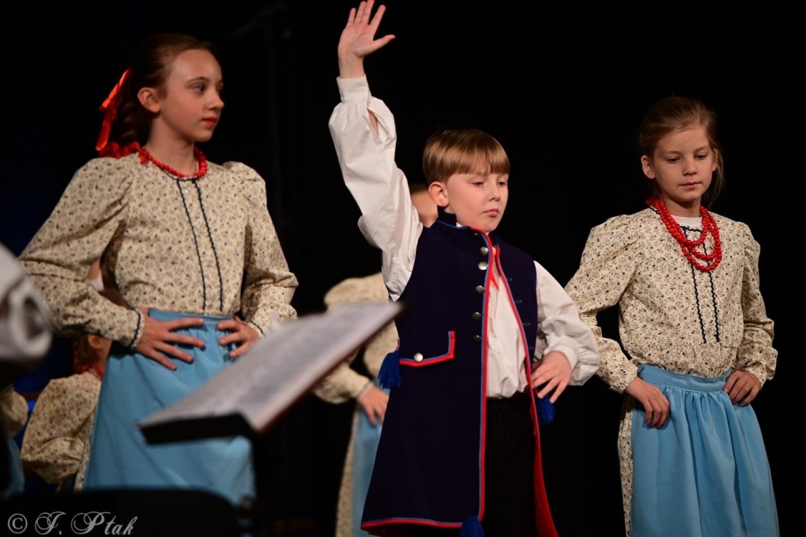 Zdjęcie w galerii na portalu naszraciborz.pl: Co nam w duszy gra – chóralne dźwięki wypełniły Strzechę wiadomości z regionu