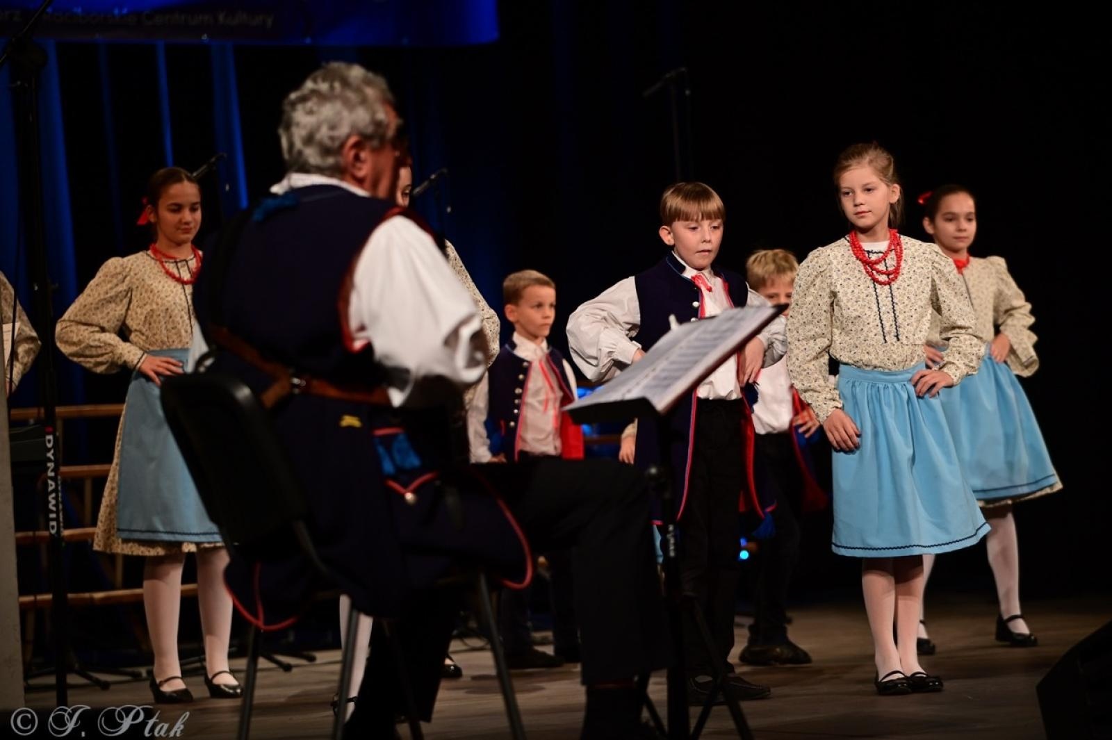 Zdjęcie w galerii na portalu naszraciborz.pl: Co nam w duszy gra – chóralne dźwięki wypełniły Strzechę wiadomości z regionu