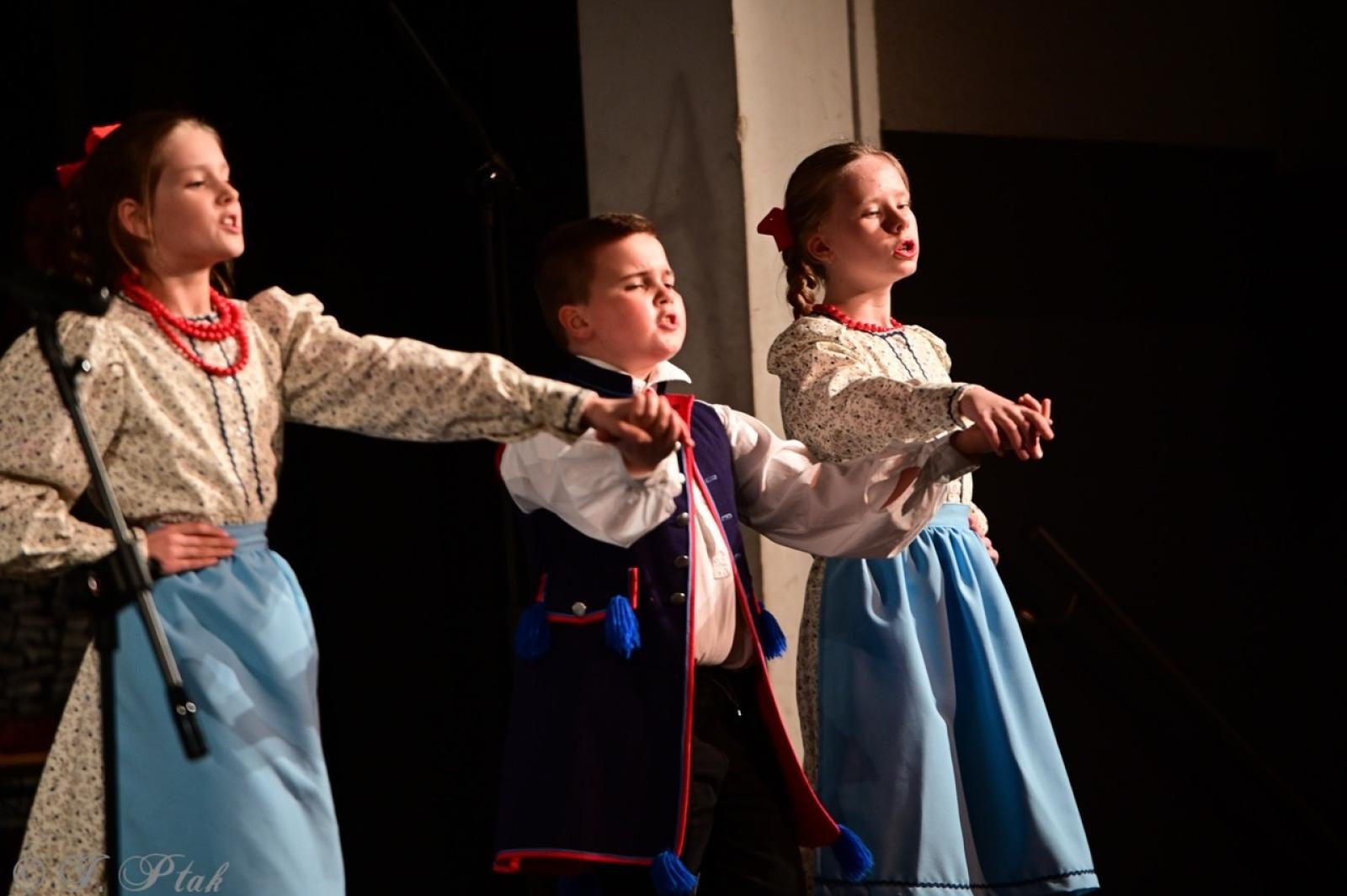 Zdjęcie w galerii na portalu naszraciborz.pl: Co nam w duszy gra – chóralne dźwięki wypełniły Strzechę wiadomości z regionu