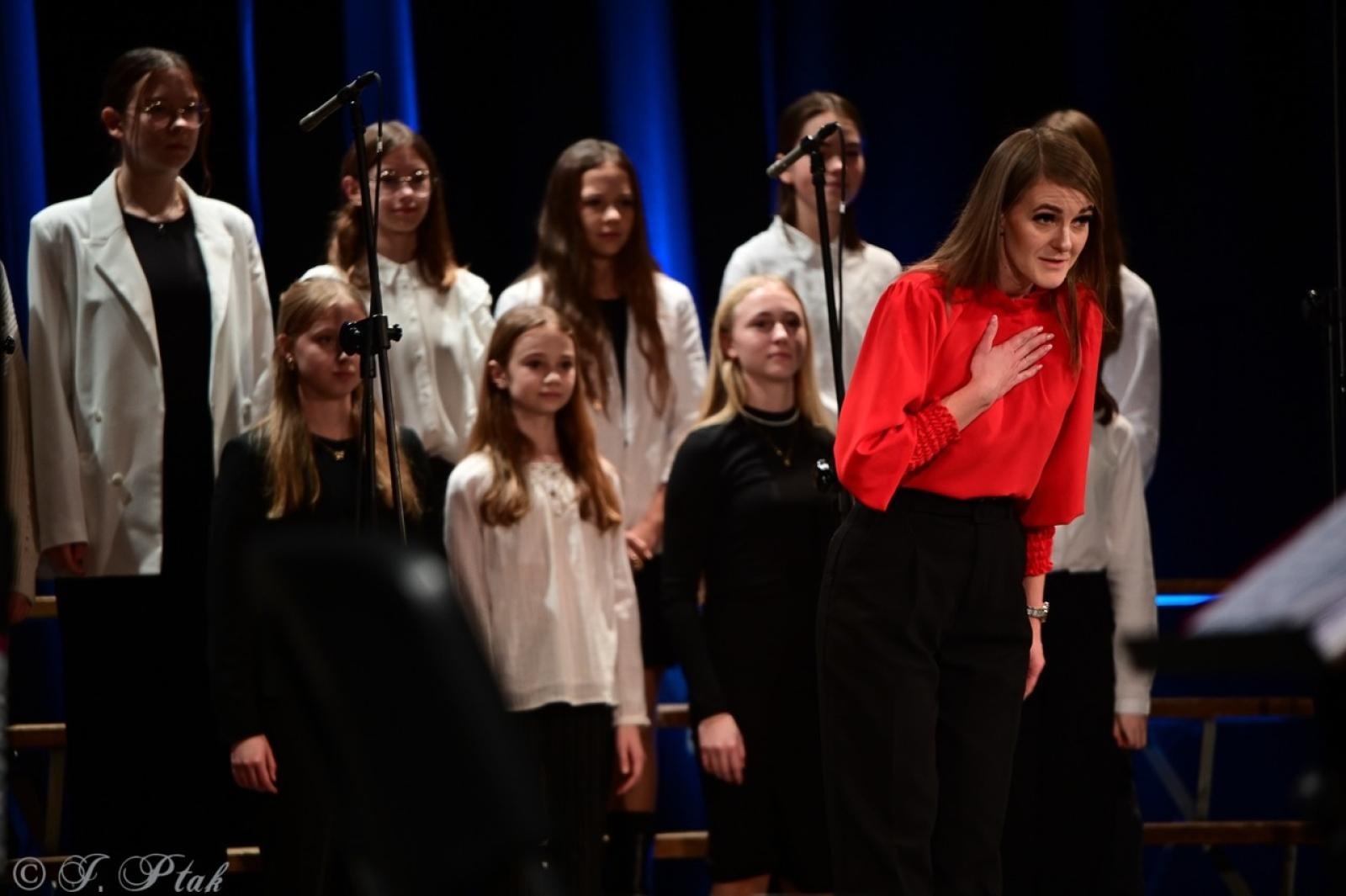 Zdjęcie w galerii na portalu naszraciborz.pl: Co nam w duszy gra – chóralne dźwięki wypełniły Strzechę wiadomości z regionu