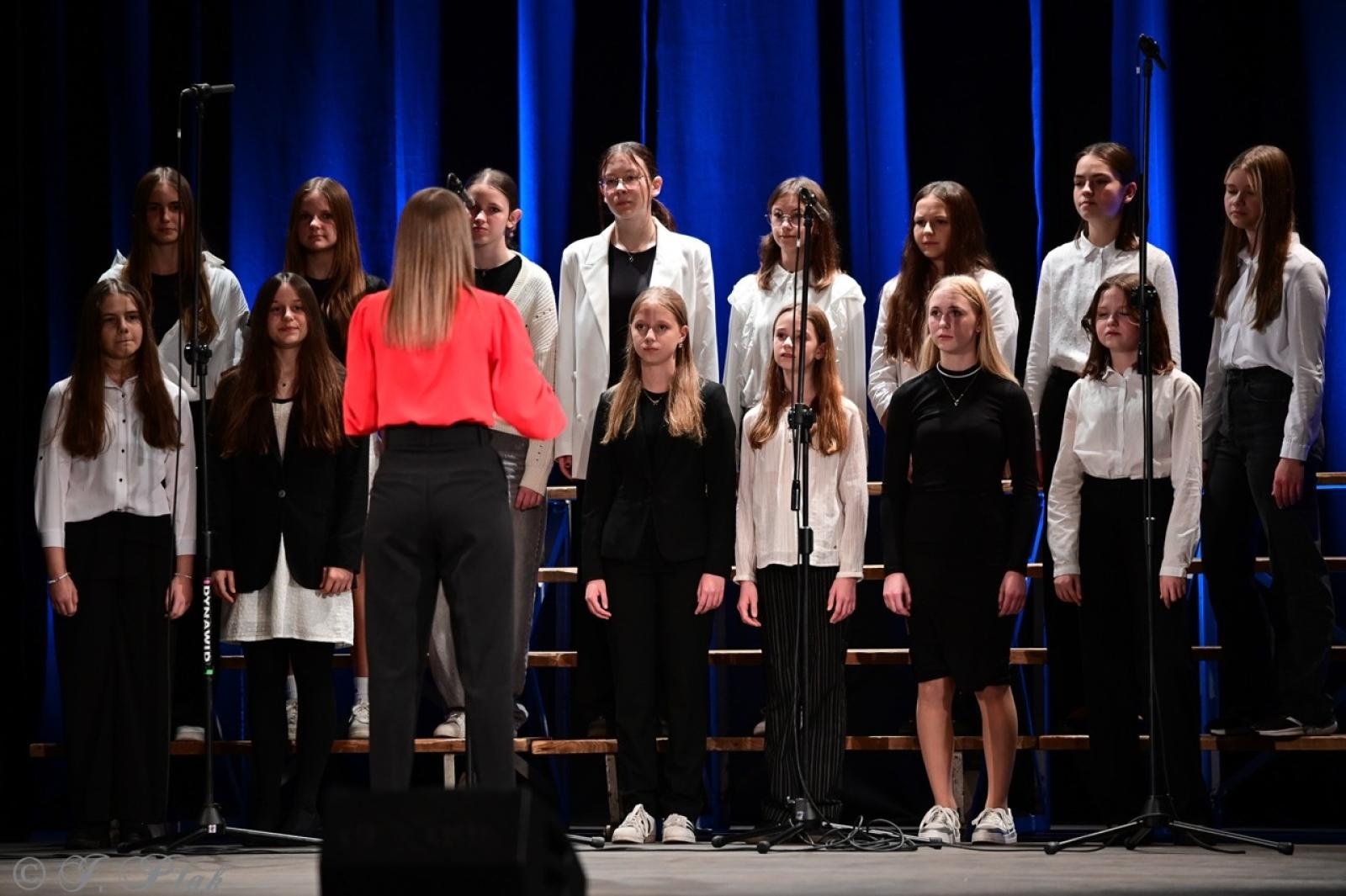 Zdjęcie w galerii na portalu naszraciborz.pl: Co nam w duszy gra – chóralne dźwięki wypełniły Strzechę wiadomości z regionu