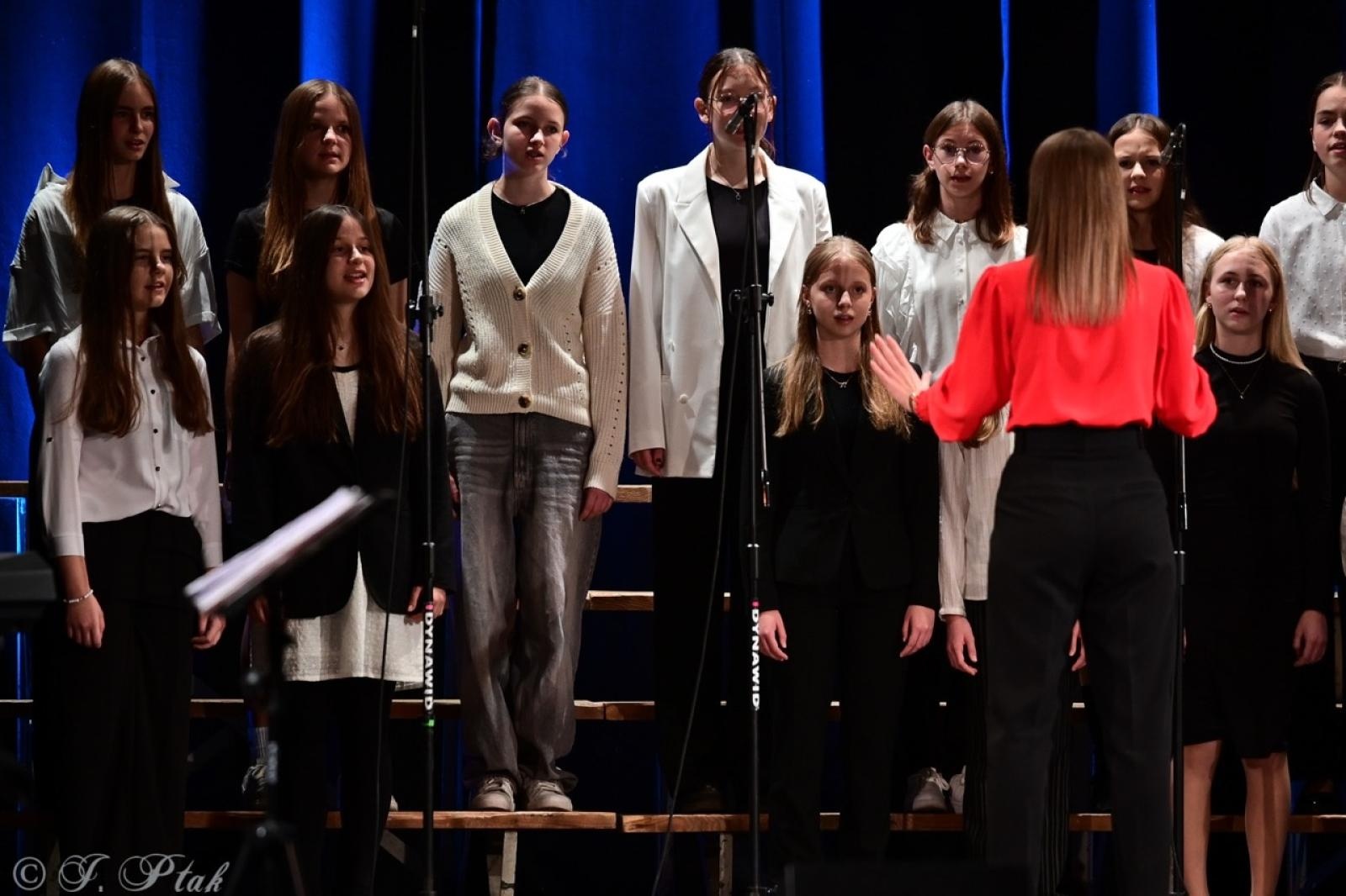 Zdjęcie w galerii na portalu naszraciborz.pl: Co nam w duszy gra – chóralne dźwięki wypełniły Strzechę wiadomości z regionu