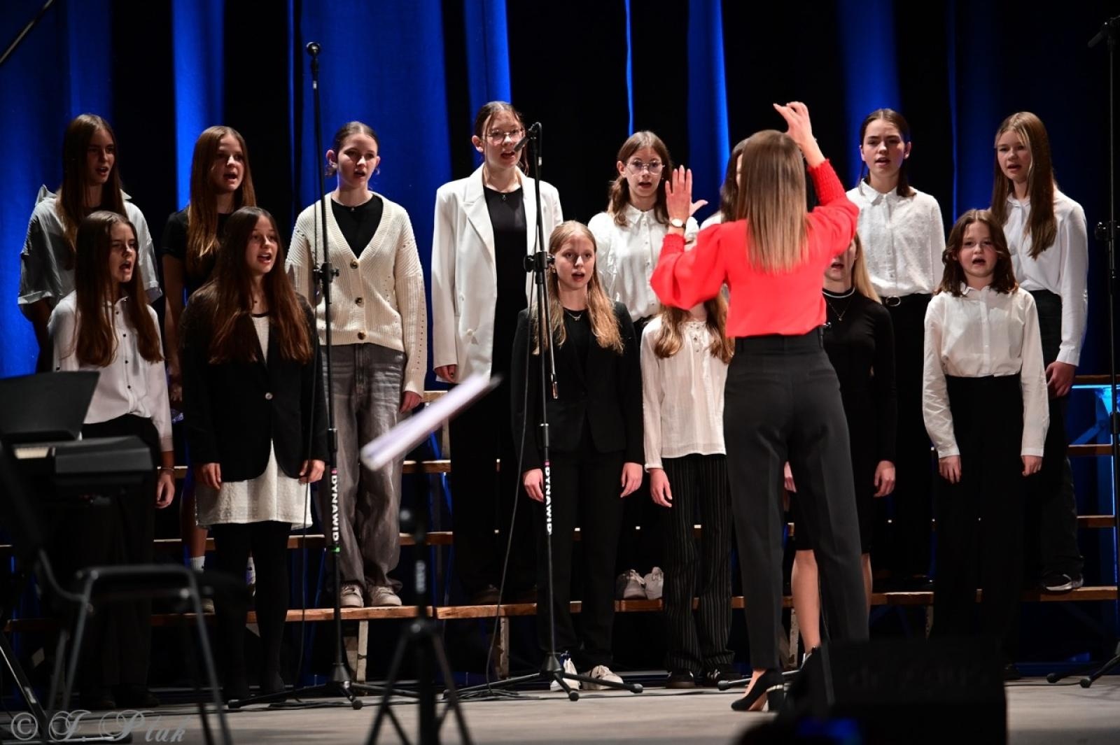 Zdjęcie w galerii na portalu naszraciborz.pl: Co nam w duszy gra – chóralne dźwięki wypełniły Strzechę wiadomości z regionu