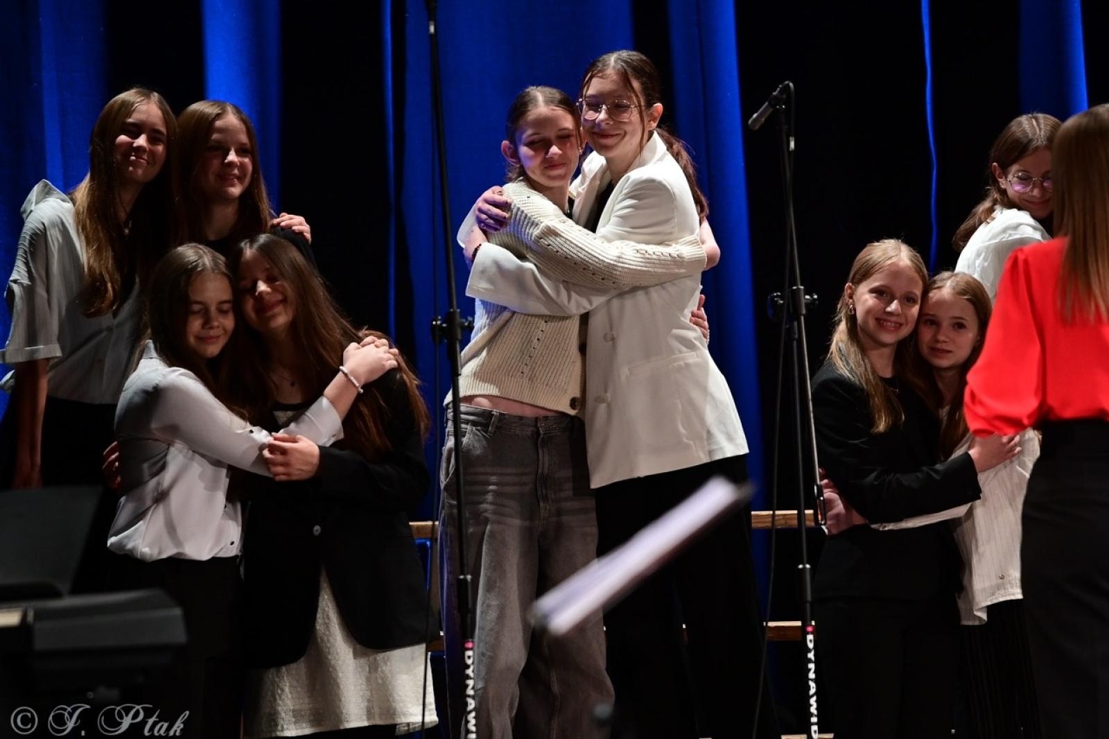 Zdjęcie w galerii na portalu naszraciborz.pl: Co nam w duszy gra – chóralne dźwięki wypełniły Strzechę wiadomości z regionu