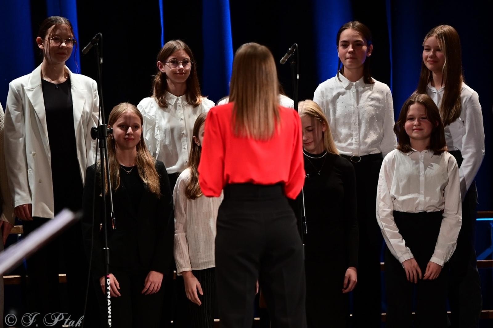 Zdjęcie w galerii na portalu naszraciborz.pl: Co nam w duszy gra – chóralne dźwięki wypełniły Strzechę wiadomości z regionu