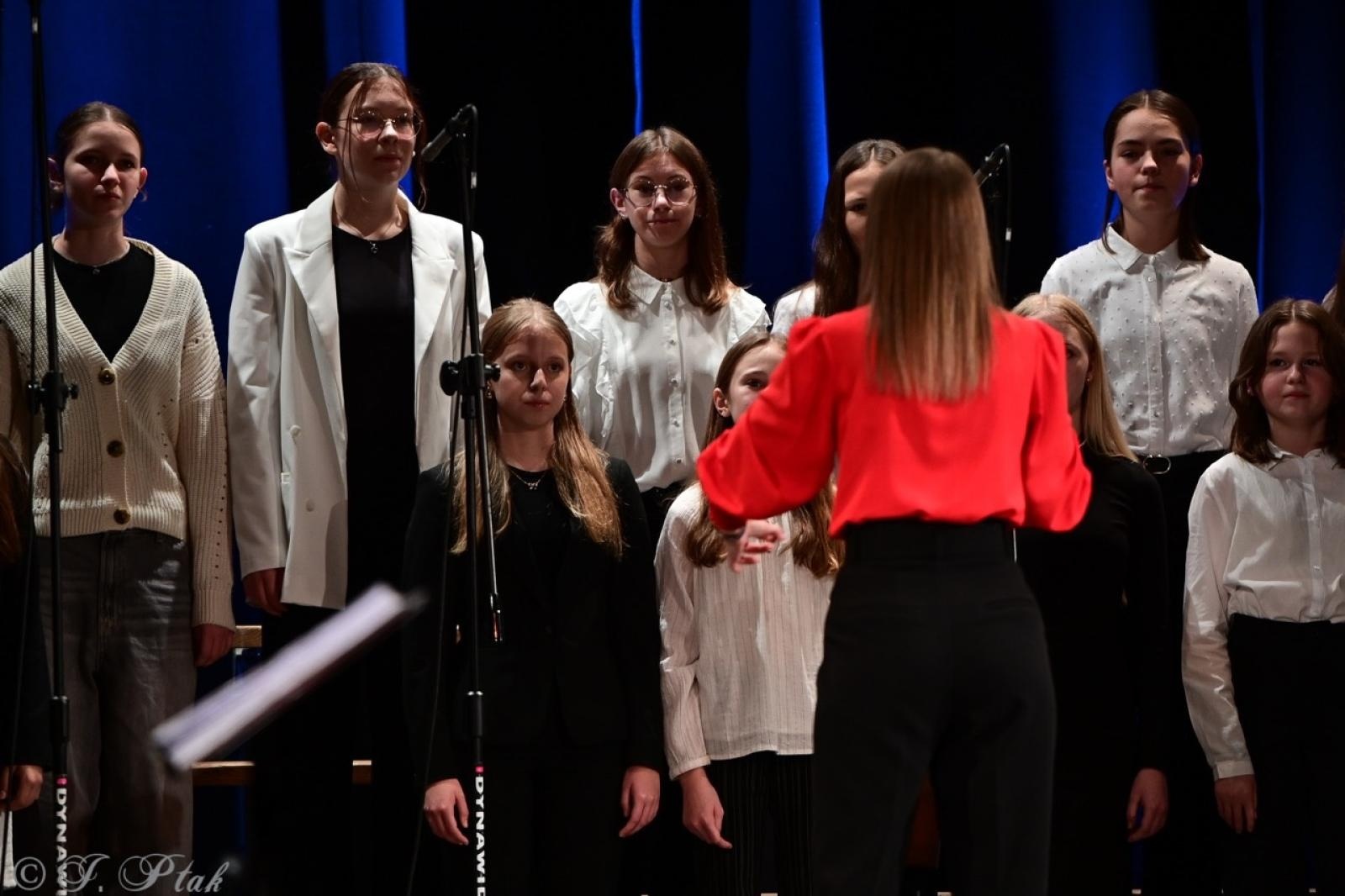 Zdjęcie w galerii na portalu naszraciborz.pl: Co nam w duszy gra – chóralne dźwięki wypełniły Strzechę wiadomości z regionu