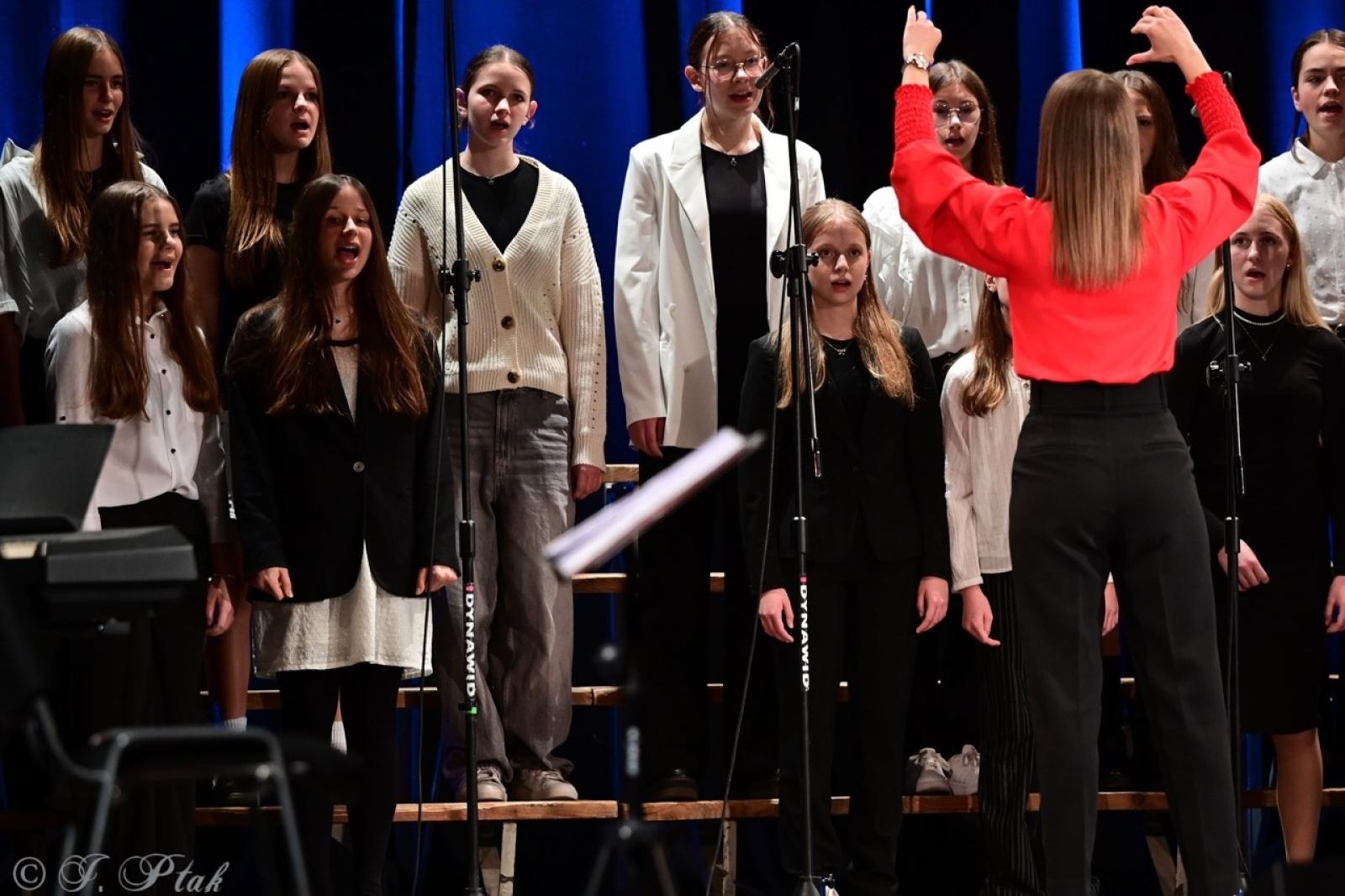 Zdjęcie w galerii na portalu naszraciborz.pl: Co nam w duszy gra – chóralne dźwięki wypełniły Strzechę wiadomości z regionu
