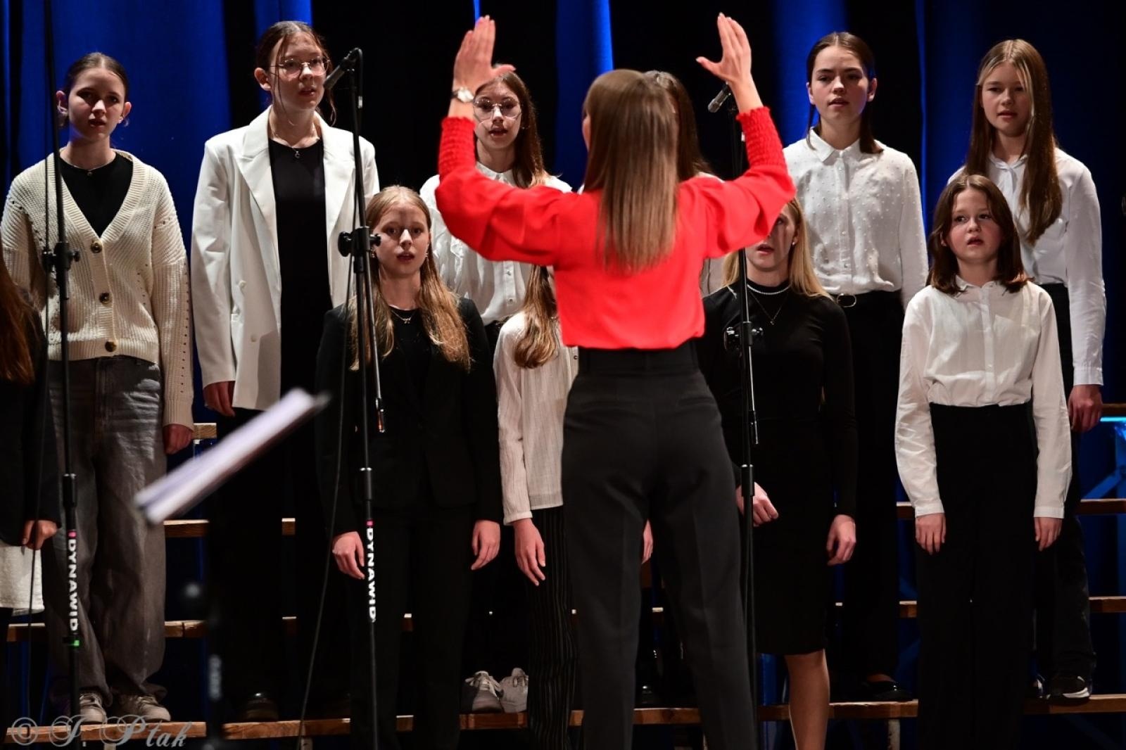 Zdjęcie w galerii na portalu naszraciborz.pl: Co nam w duszy gra – chóralne dźwięki wypełniły Strzechę wiadomości z regionu