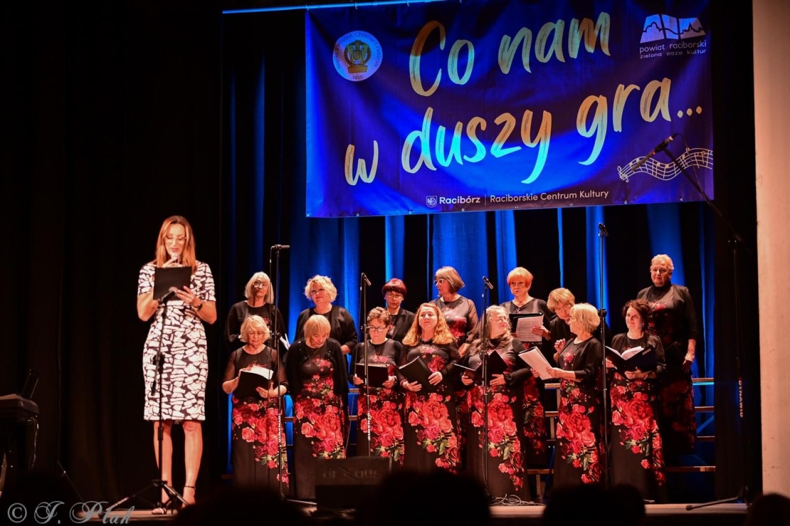 Zdjęcie w galerii na portalu naszraciborz.pl: Co nam w duszy gra – chóralne dźwięki wypełniły Strzechę wiadomości z regionu