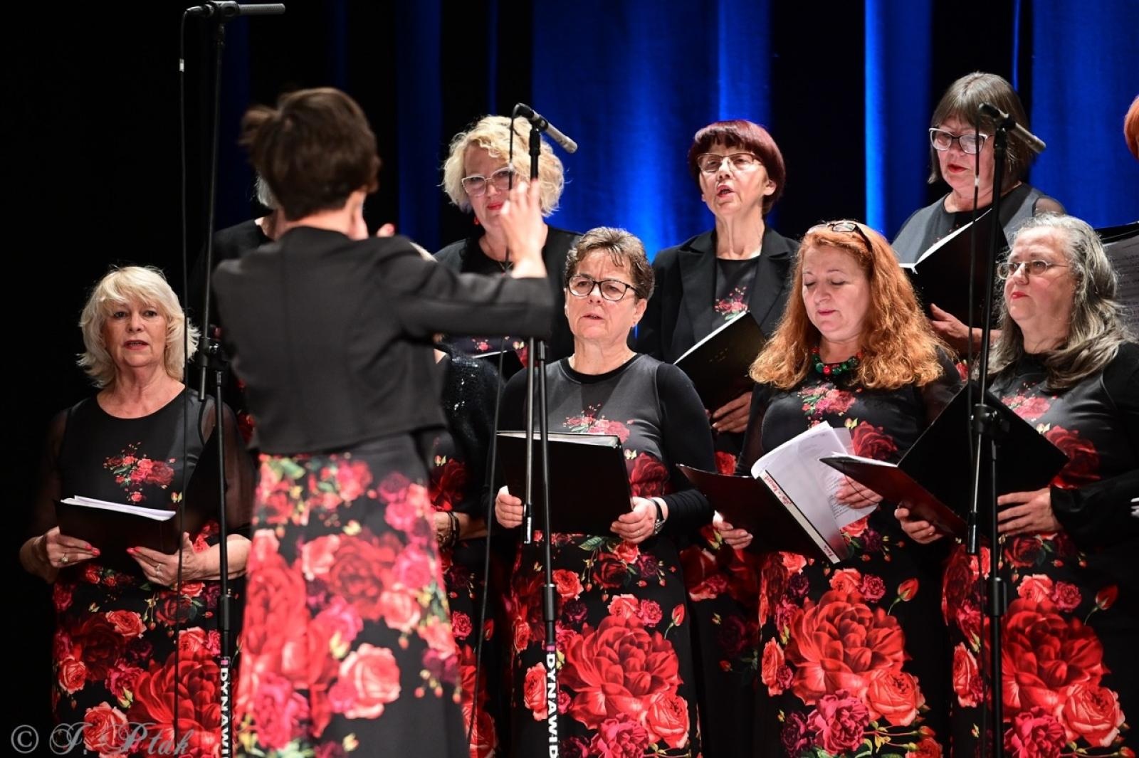 Zdjęcie w galerii na portalu naszraciborz.pl: Co nam w duszy gra – chóralne dźwięki wypełniły Strzechę wiadomości z regionu