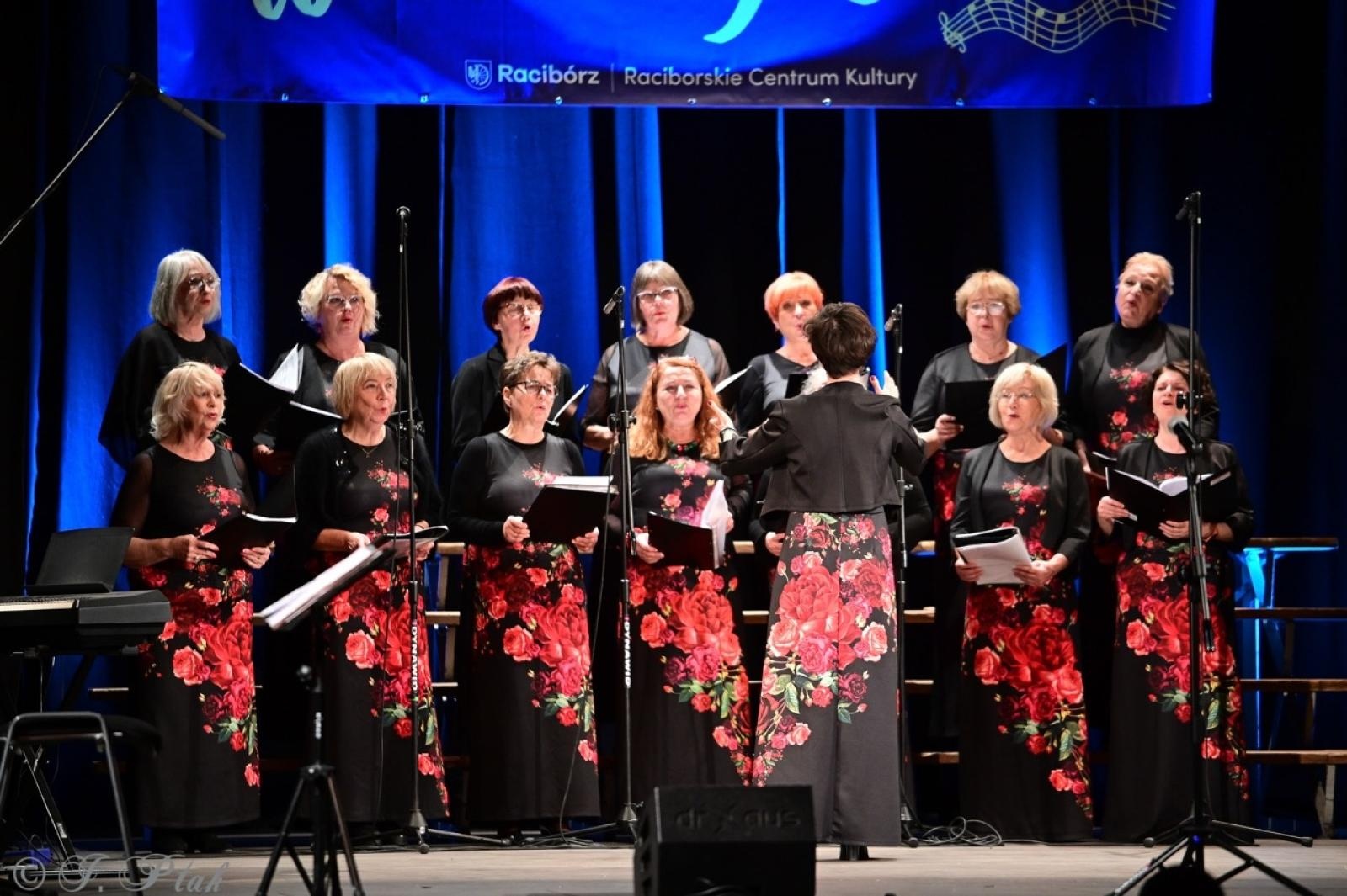 Zdjęcie w galerii na portalu naszraciborz.pl: Co nam w duszy gra – chóralne dźwięki wypełniły Strzechę wiadomości z regionu