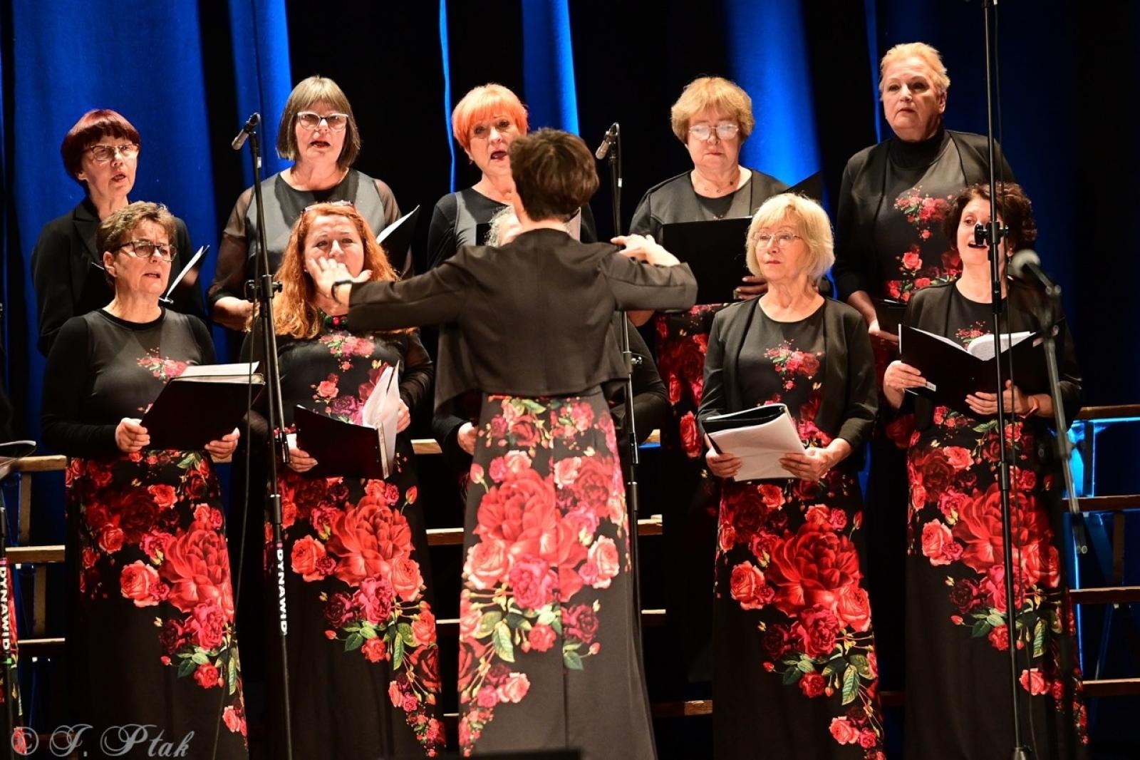 Zdjęcie w galerii na portalu naszraciborz.pl: Co nam w duszy gra – chóralne dźwięki wypełniły Strzechę wiadomości z regionu