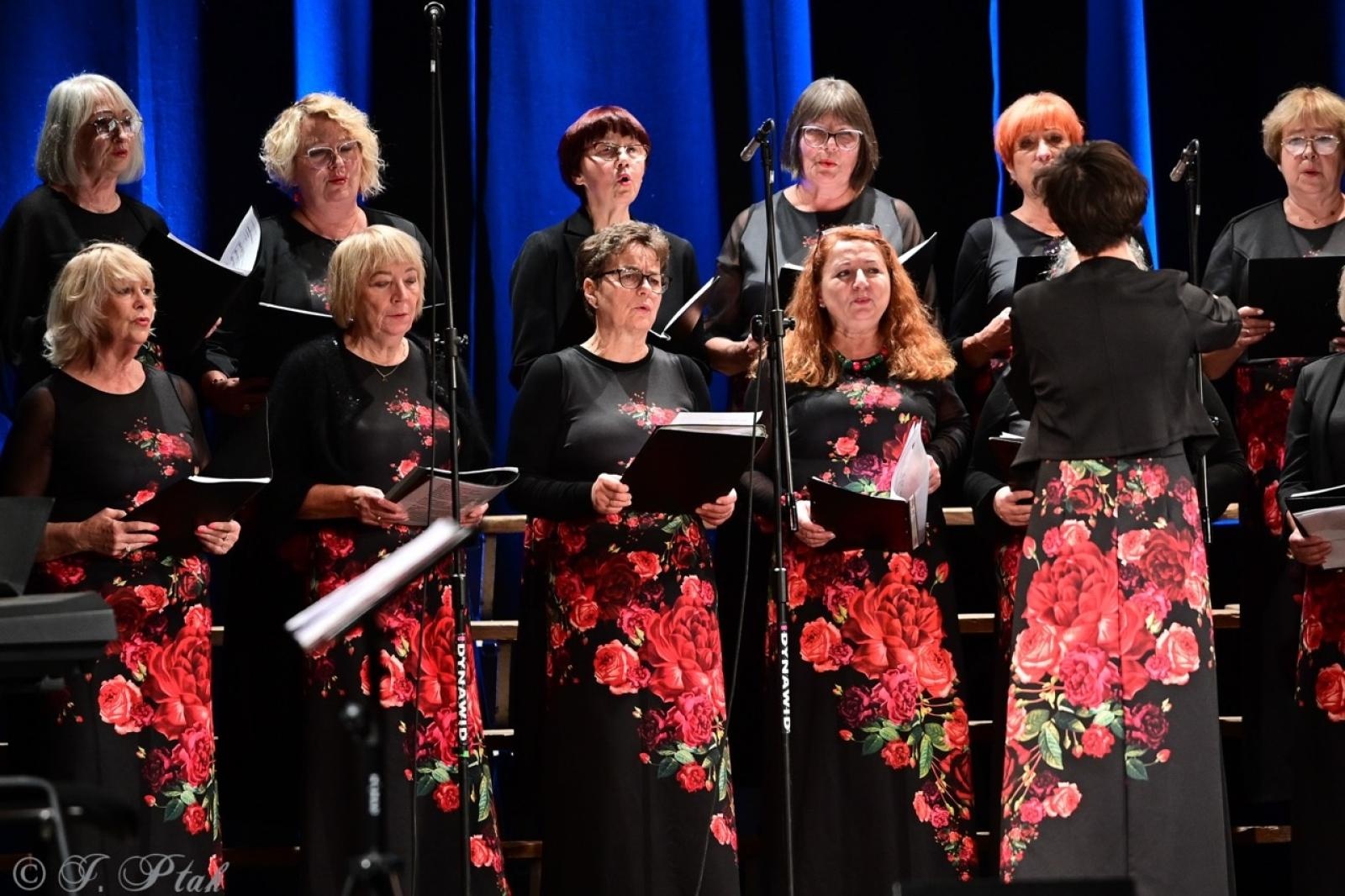 Zdjęcie w galerii na portalu naszraciborz.pl: Co nam w duszy gra – chóralne dźwięki wypełniły Strzechę wiadomości z regionu