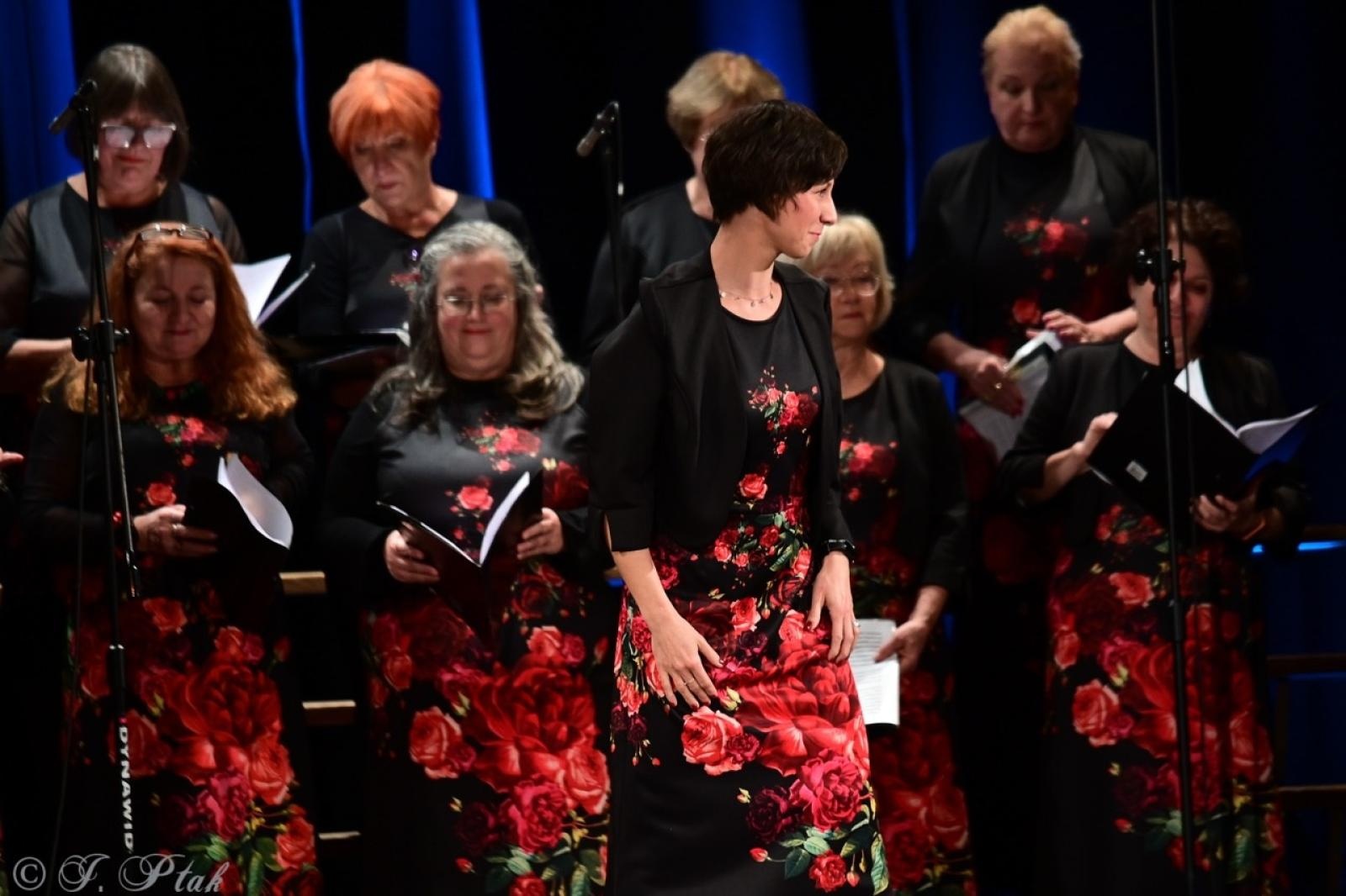 Zdjęcie w galerii na portalu naszraciborz.pl: Co nam w duszy gra – chóralne dźwięki wypełniły Strzechę wiadomości z regionu