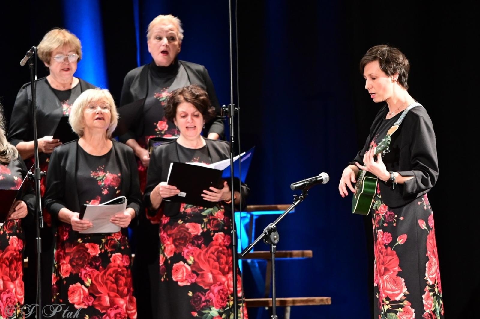 Zdjęcie w galerii na portalu naszraciborz.pl: Co nam w duszy gra – chóralne dźwięki wypełniły Strzechę wiadomości z regionu