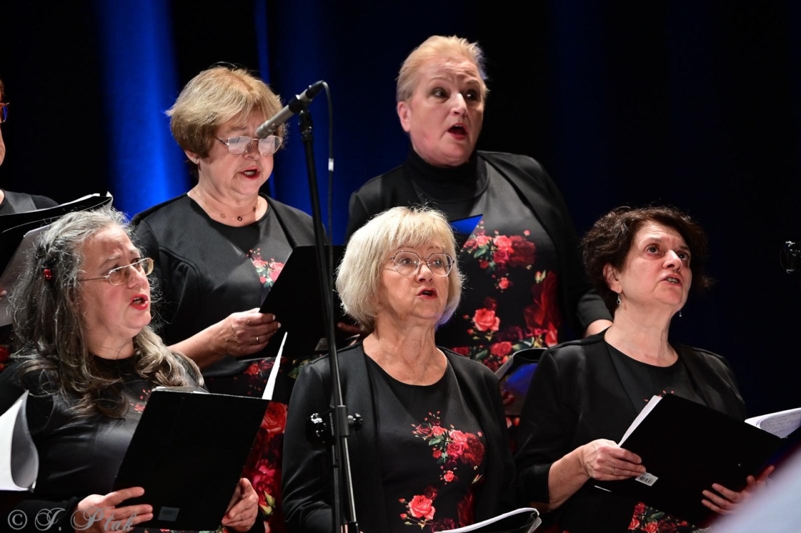 Zdjęcie w galerii na portalu naszraciborz.pl: Co nam w duszy gra – chóralne dźwięki wypełniły Strzechę wiadomości z regionu