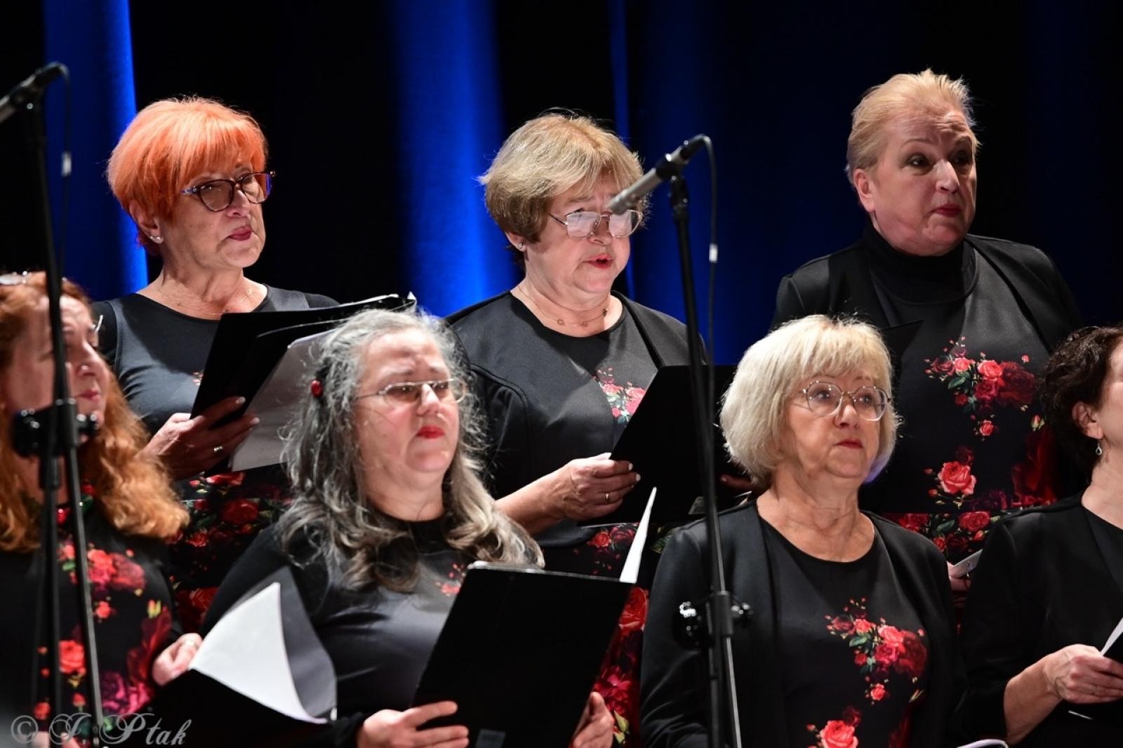 Zdjęcie w galerii na portalu naszraciborz.pl: Co nam w duszy gra – chóralne dźwięki wypełniły Strzechę wiadomości z regionu