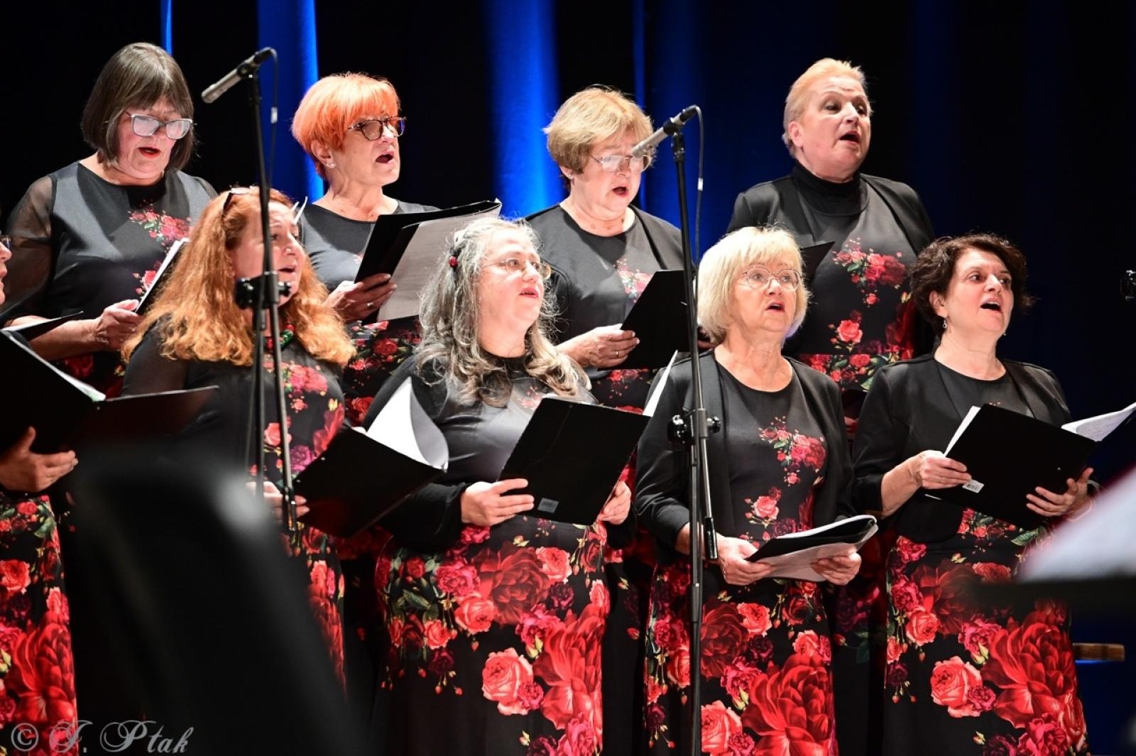 Zdjęcie w galerii na portalu naszraciborz.pl: Co nam w duszy gra – chóralne dźwięki wypełniły Strzechę wiadomości z regionu