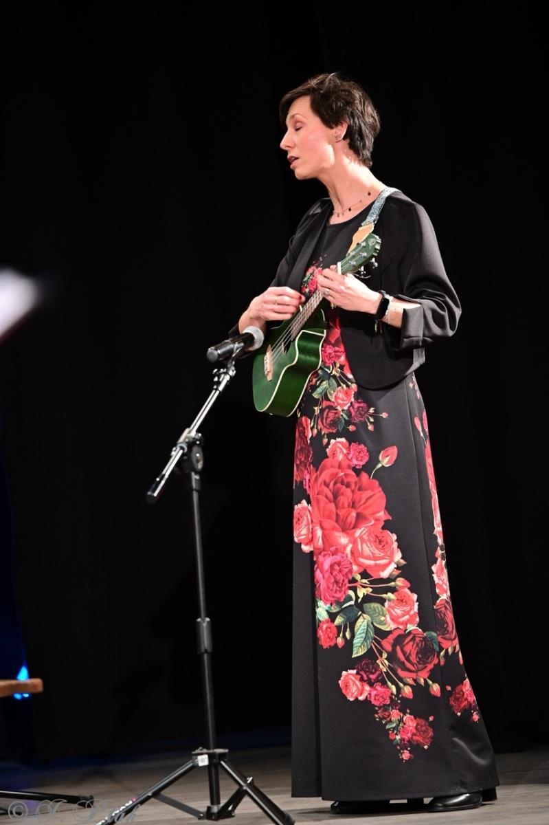 Zdjęcie w galerii na portalu naszraciborz.pl: Co nam w duszy gra – chóralne dźwięki wypełniły Strzechę wiadomości z regionu