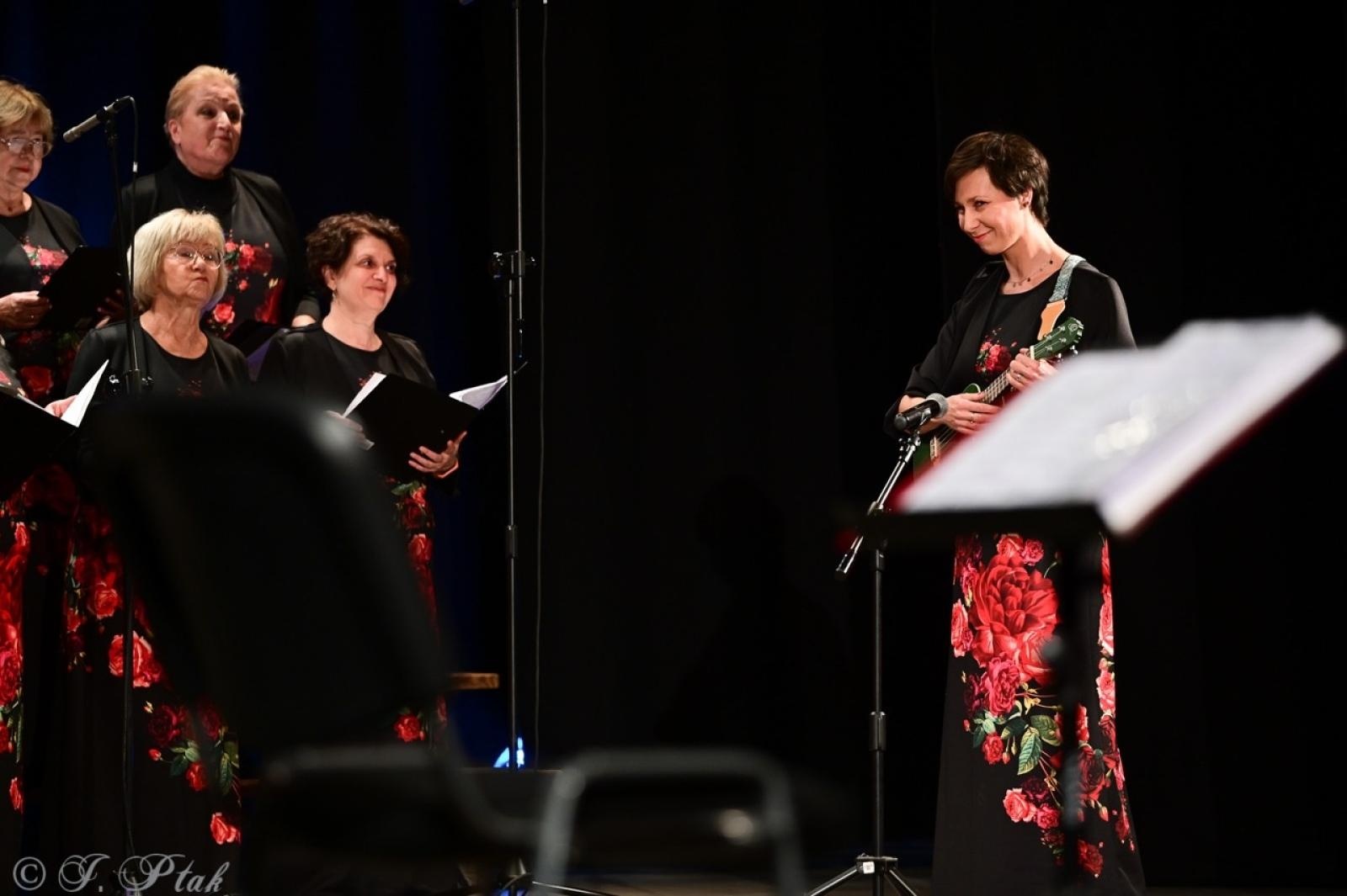 Zdjęcie w galerii na portalu naszraciborz.pl: Co nam w duszy gra – chóralne dźwięki wypełniły Strzechę wiadomości z regionu