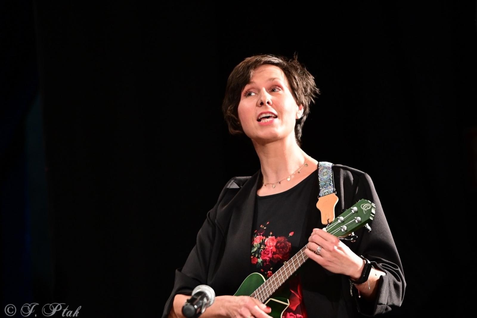 Zdjęcie w galerii na portalu naszraciborz.pl: Co nam w duszy gra – chóralne dźwięki wypełniły Strzechę wiadomości z regionu