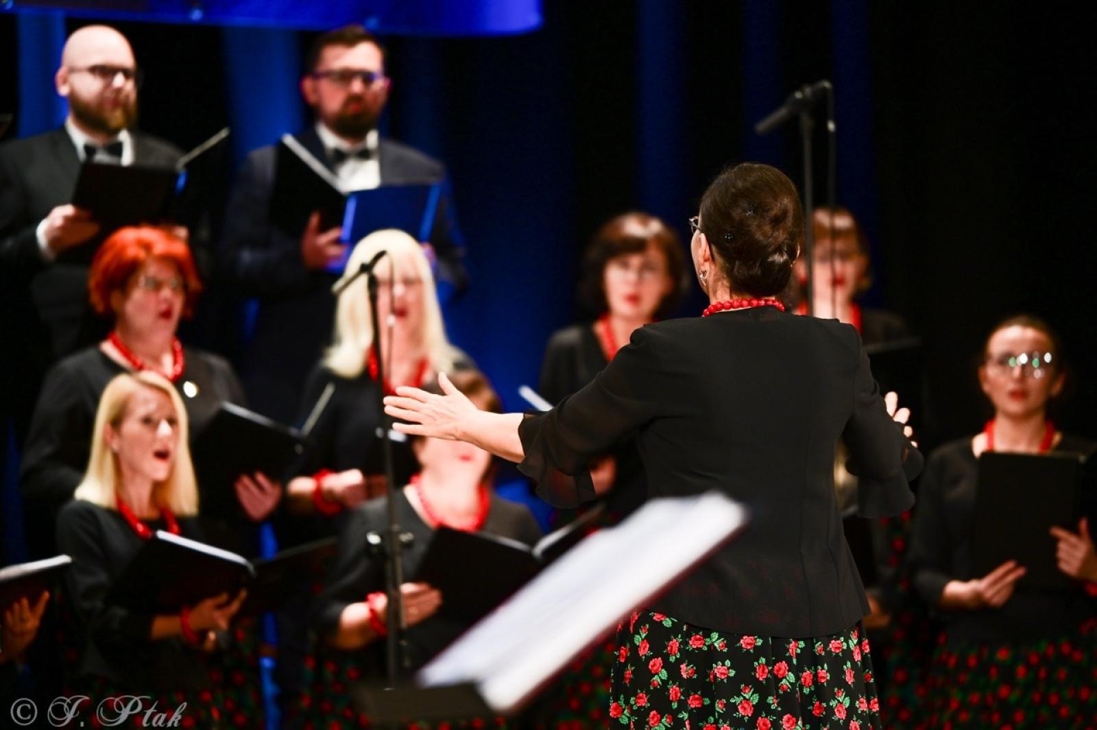 Zdjęcie w galerii na portalu naszraciborz.pl: Co nam w duszy gra – chóralne dźwięki wypełniły Strzechę wiadomości z regionu