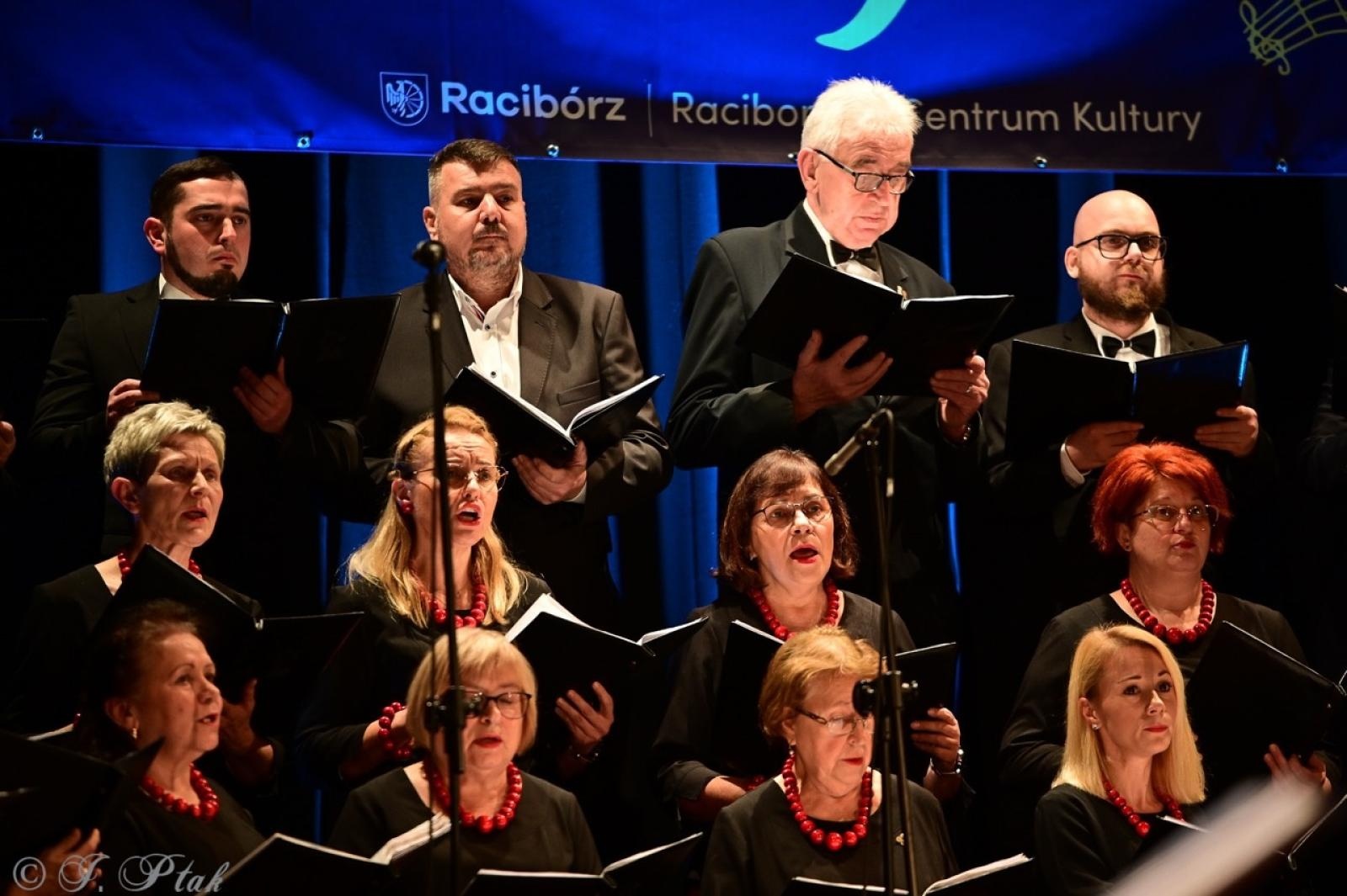 Zdjęcie w galerii na portalu naszraciborz.pl: Co nam w duszy gra – chóralne dźwięki wypełniły Strzechę wiadomości z regionu
