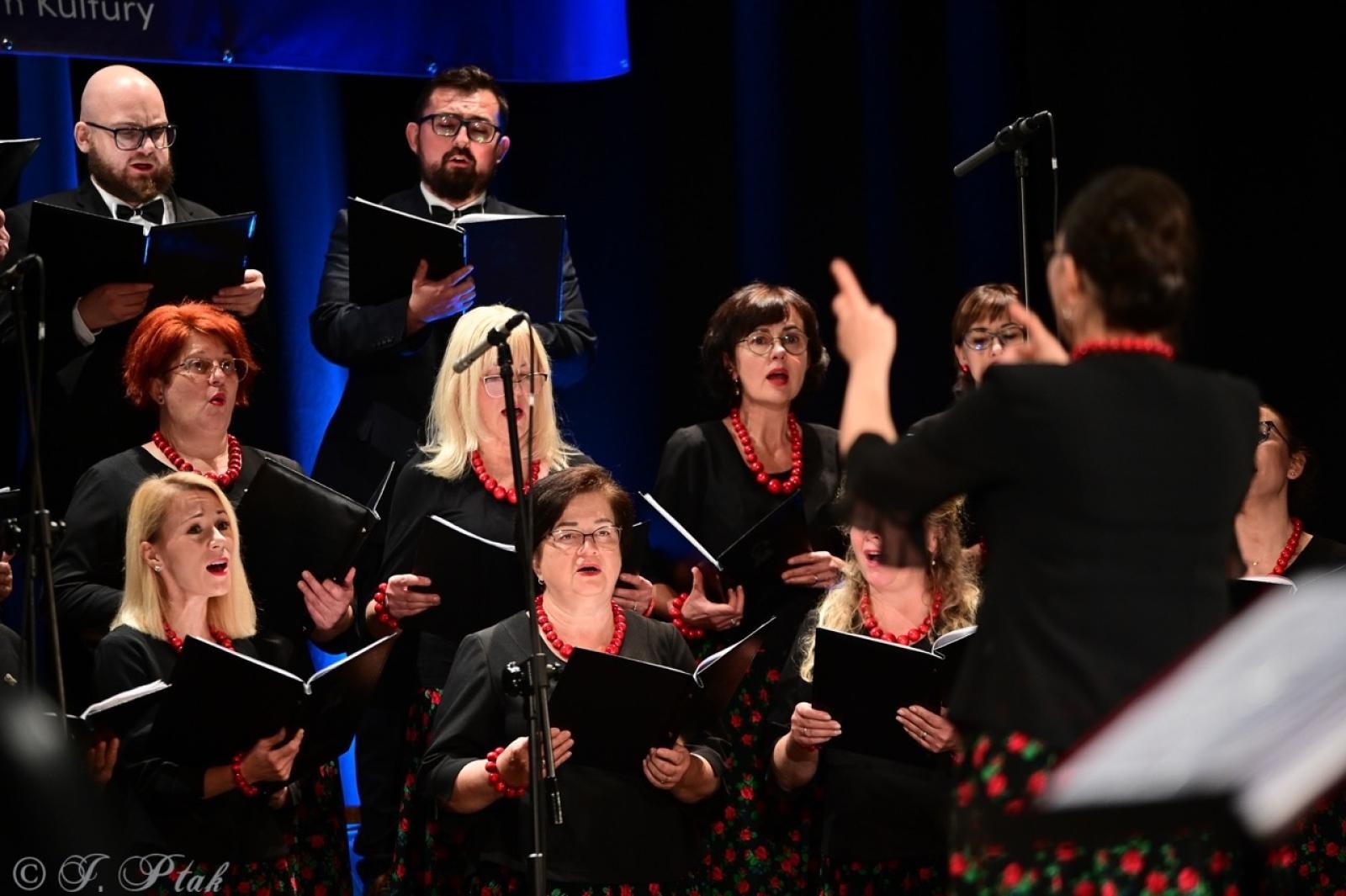 Zdjęcie w galerii na portalu naszraciborz.pl: Co nam w duszy gra – chóralne dźwięki wypełniły Strzechę wiadomości z regionu