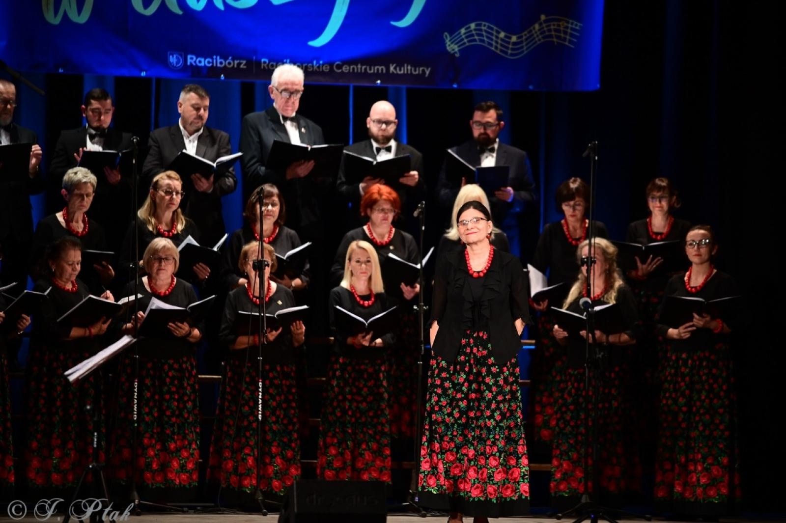 Zdjęcie w galerii na portalu naszraciborz.pl: Co nam w duszy gra – chóralne dźwięki wypełniły Strzechę wiadomości z regionu