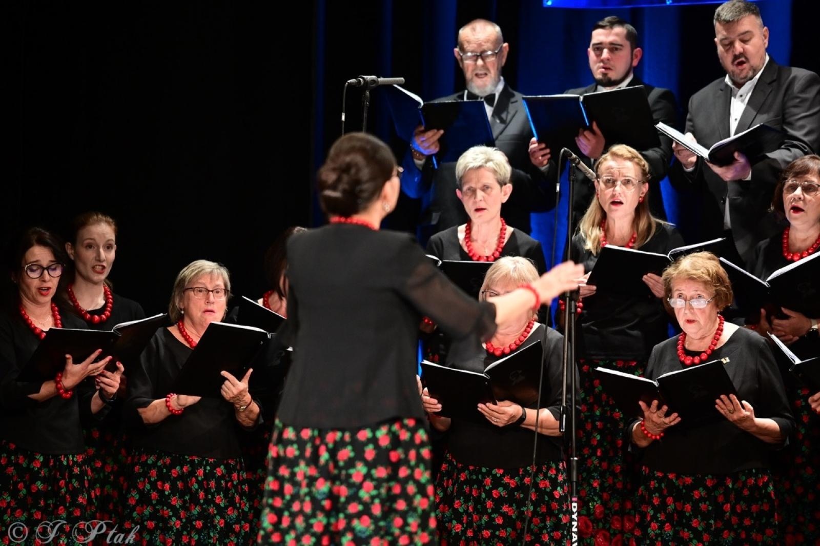 Zdjęcie w galerii na portalu naszraciborz.pl: Co nam w duszy gra – chóralne dźwięki wypełniły Strzechę wiadomości z regionu