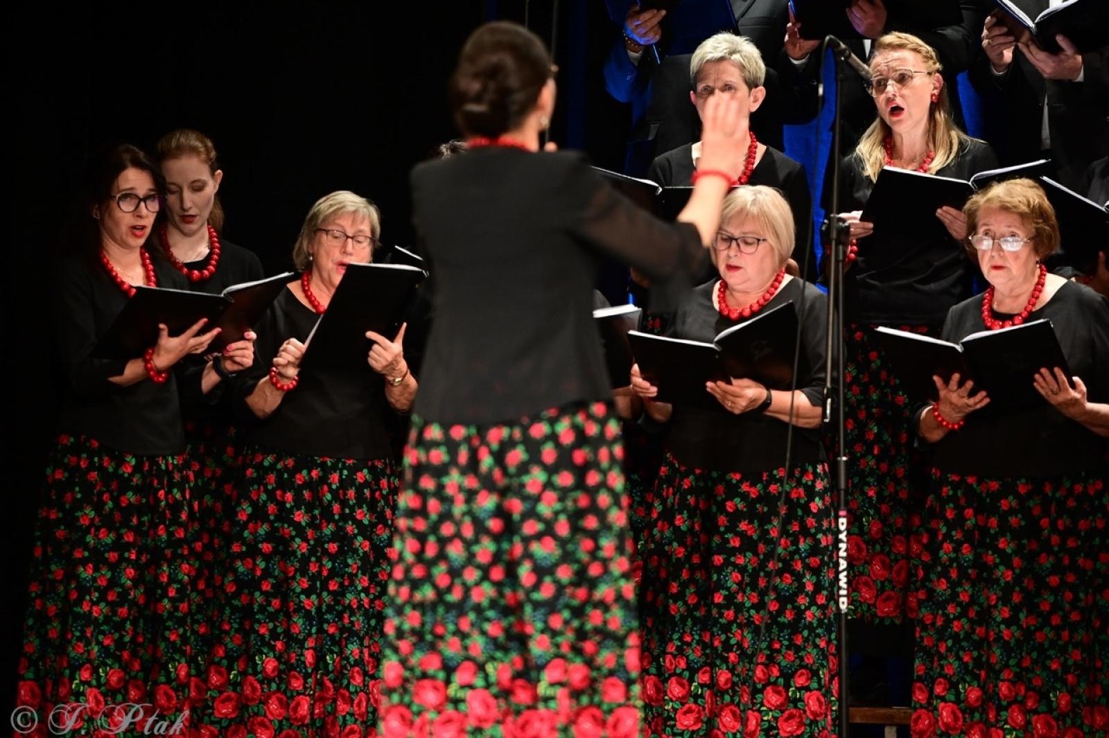 Zdjęcie w galerii na portalu naszraciborz.pl: Co nam w duszy gra – chóralne dźwięki wypełniły Strzechę wiadomości z regionu