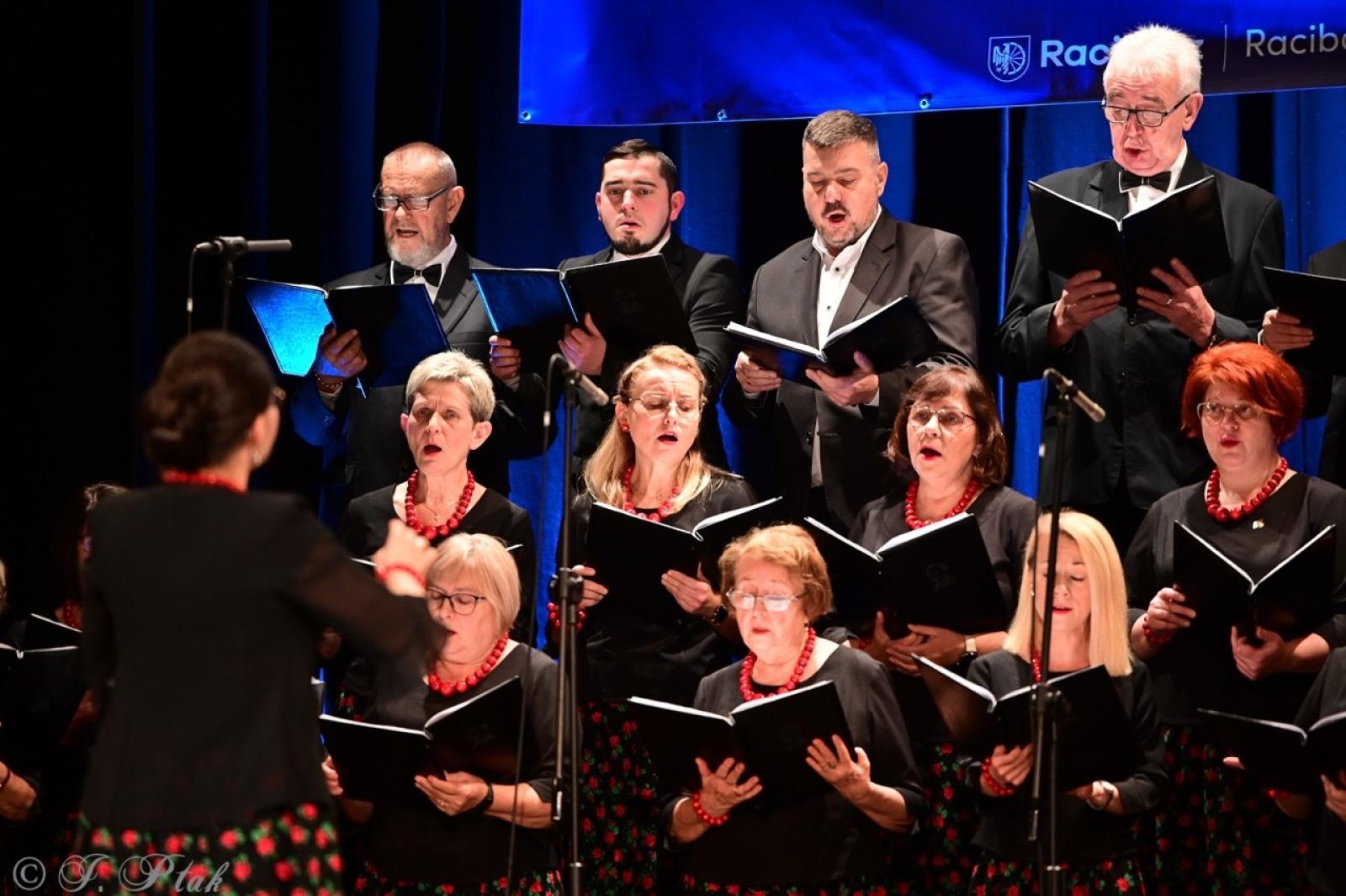 Zdjęcie w galerii na portalu naszraciborz.pl: Co nam w duszy gra – chóralne dźwięki wypełniły Strzechę wiadomości z regionu